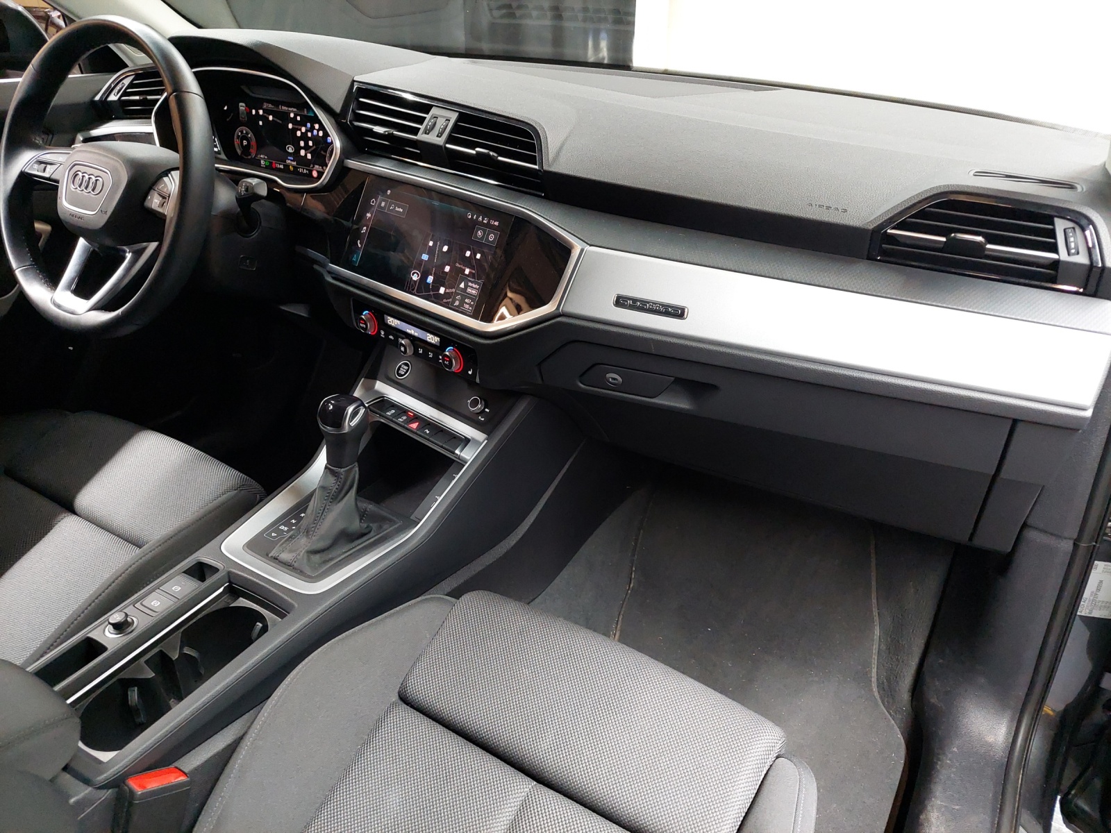 AUDI Q3 35 TDI S line quattro S-tronic-image-9