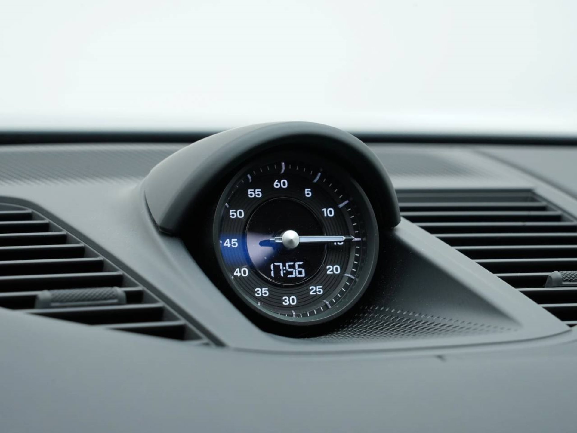 PORSCHE Panamera 4S E-Hybrid-image-31