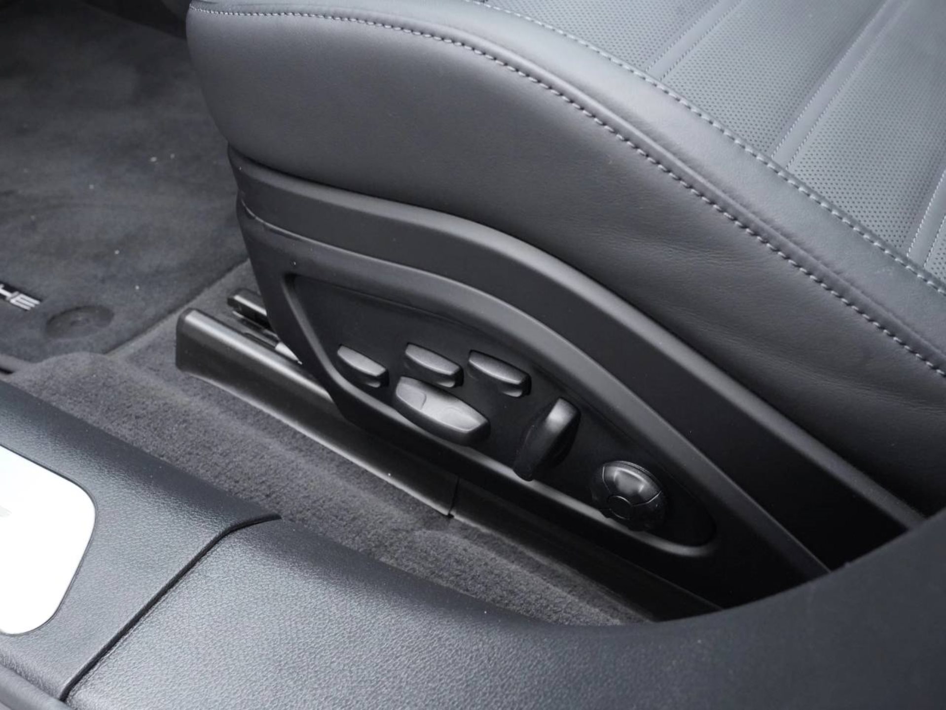 PORSCHE Panamera 4S E-Hybrid-image-21