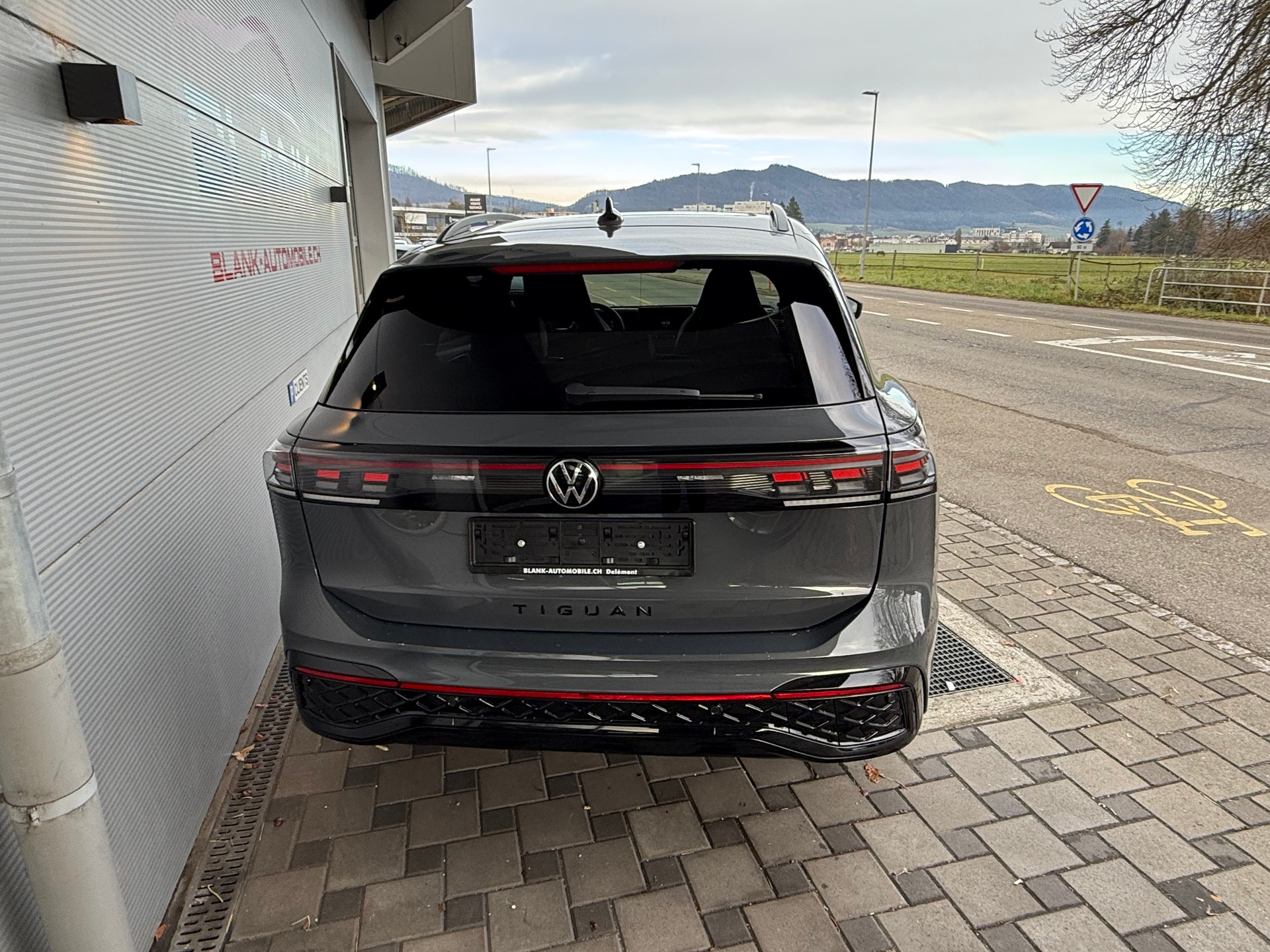 VW Tiguan 2.0 TSI DSG R-Line 4Motion / VENDUE VERKAUFT-image-5