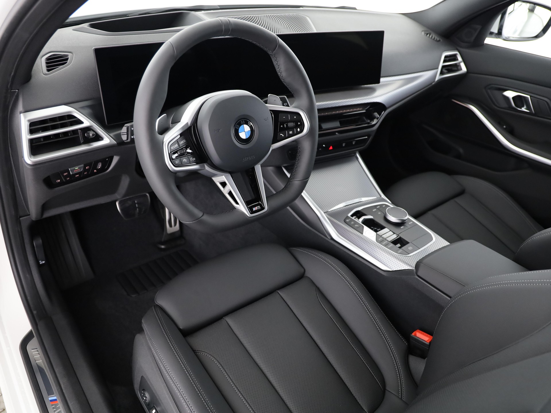 BMW 320d xDrive Touring-image-11