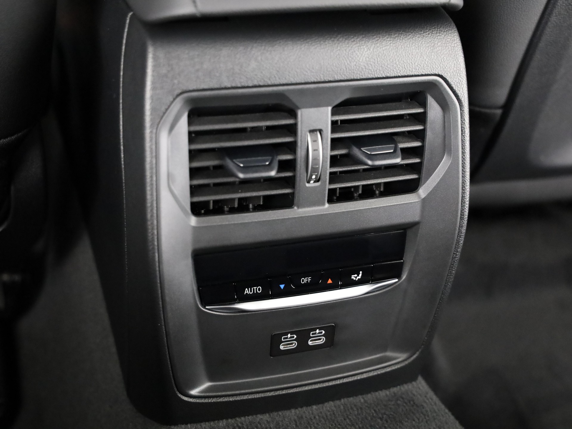 BMW 320d xDrive Touring-image-15