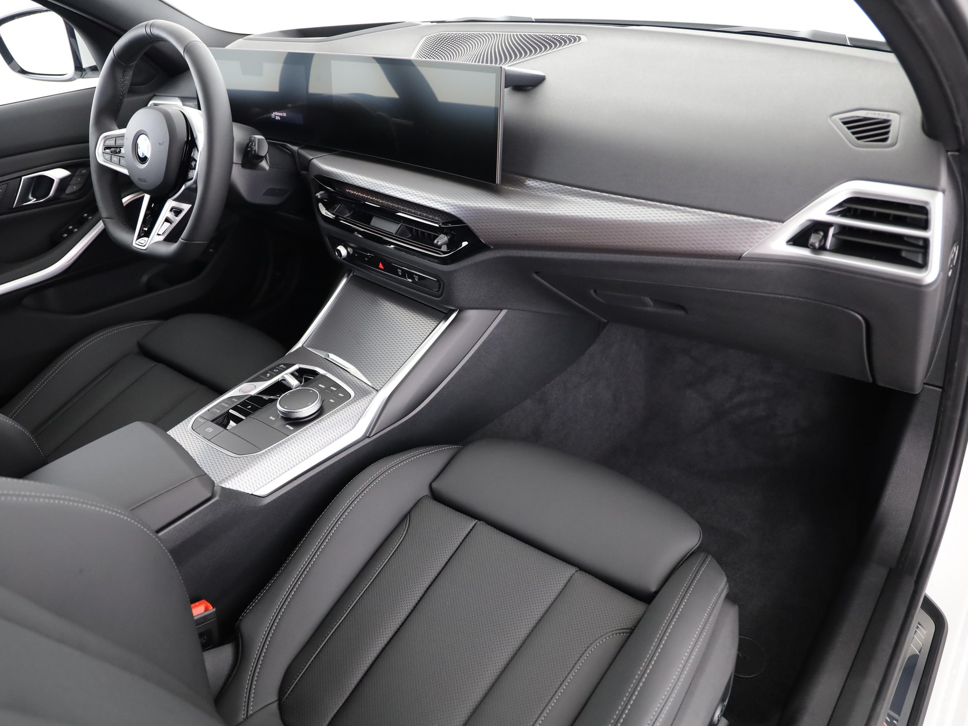 BMW 320d xDrive Touring-image-12