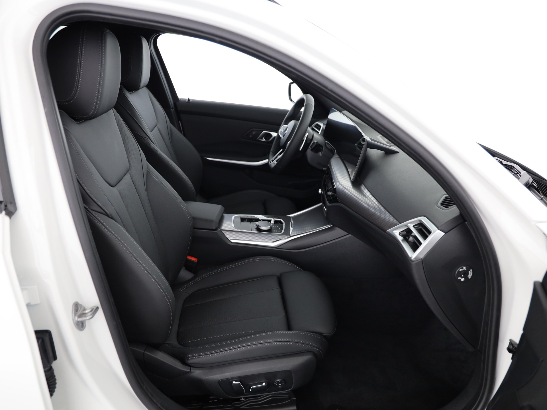 BMW 320d xDrive Touring-image-13
