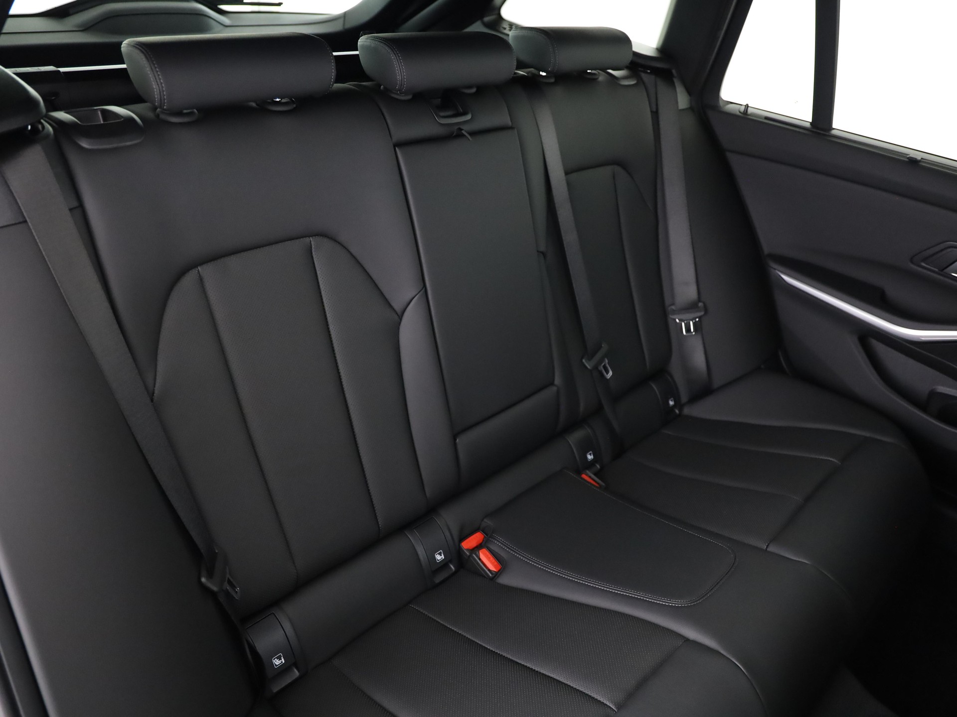 BMW 320d xDrive Touring-image-14