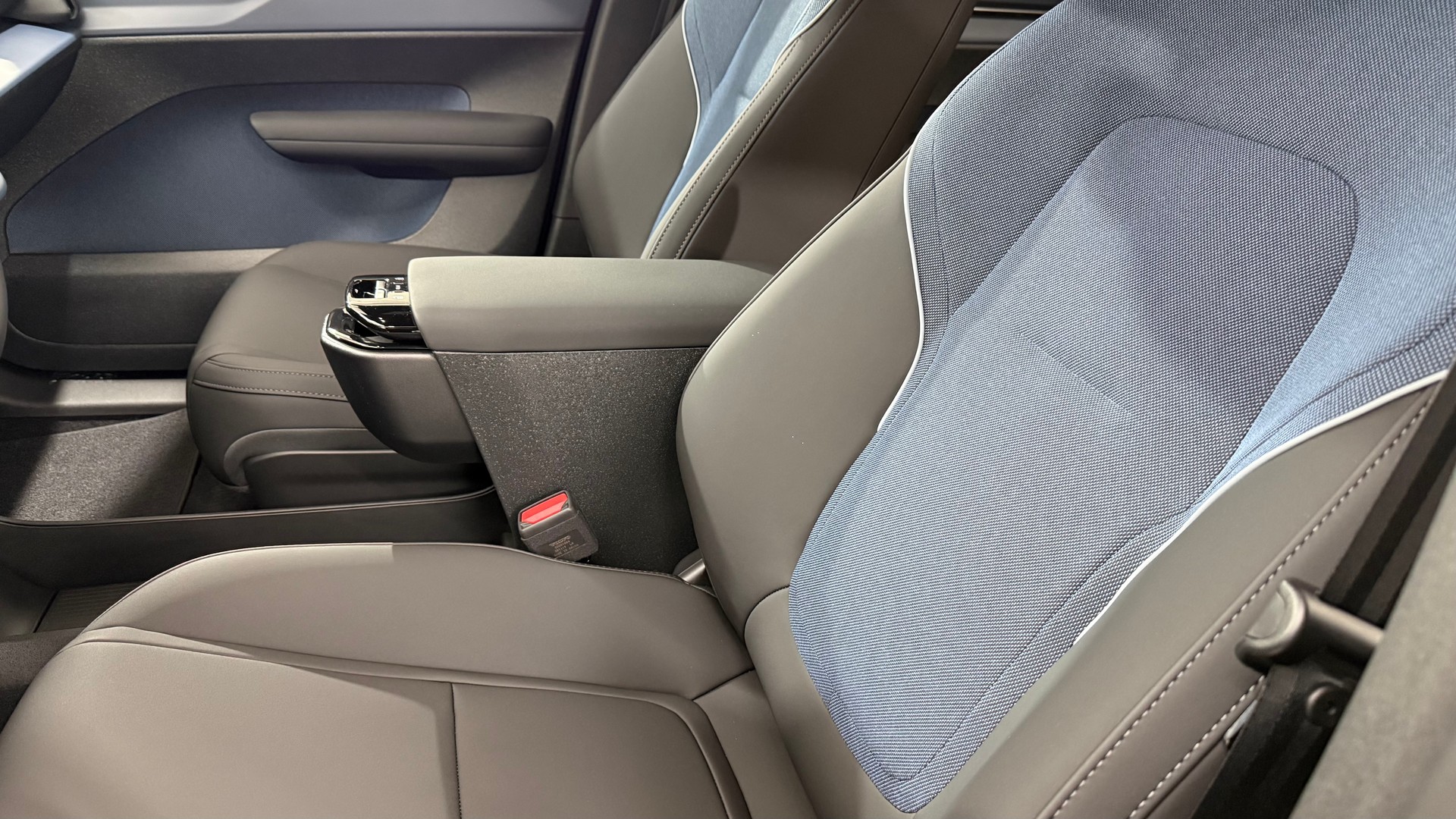 VOLVO EX 30 E60 Twin Plus Performance-image-12