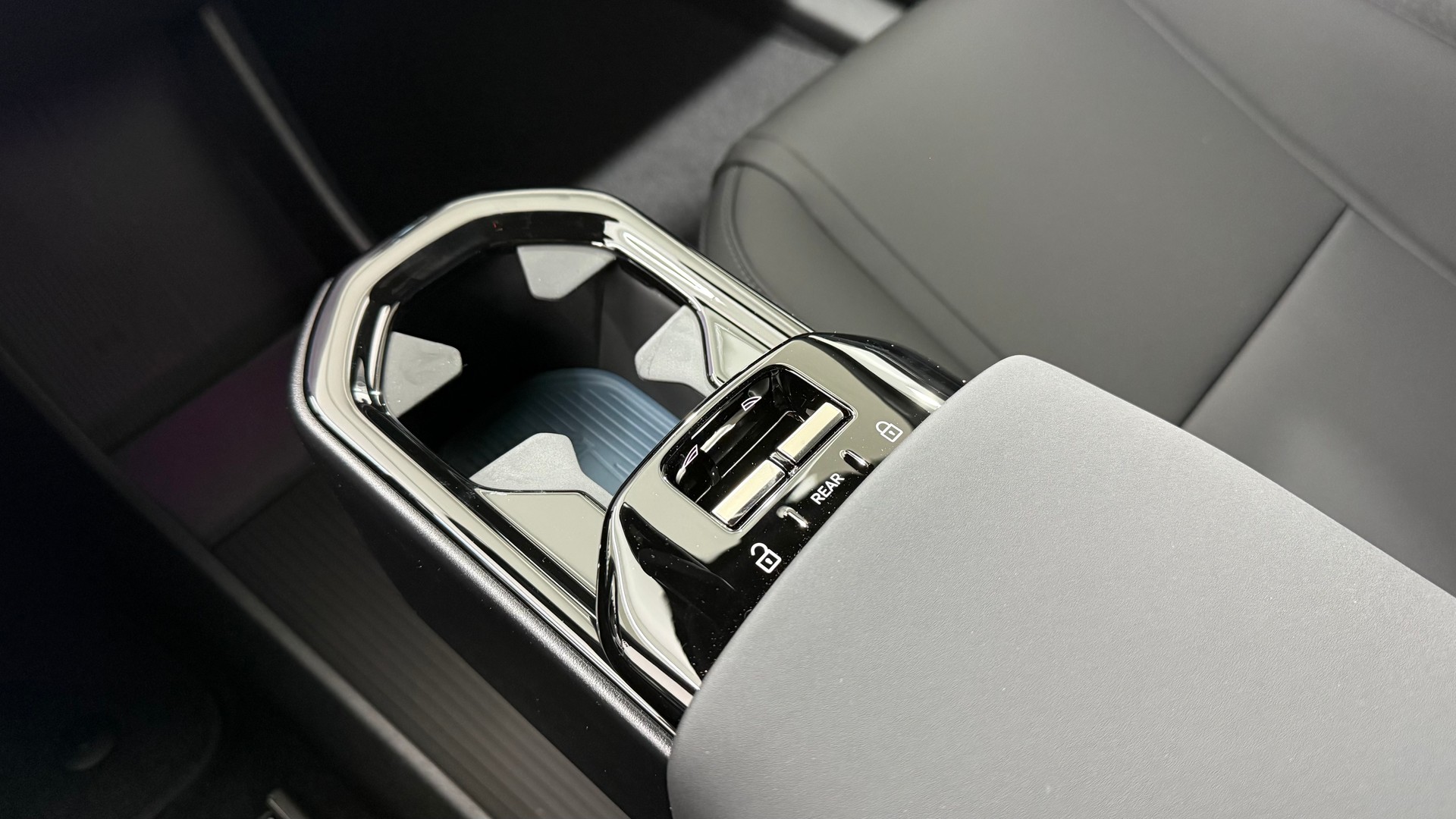 VOLVO EX 30 E60 Twin Plus Performance-image-13