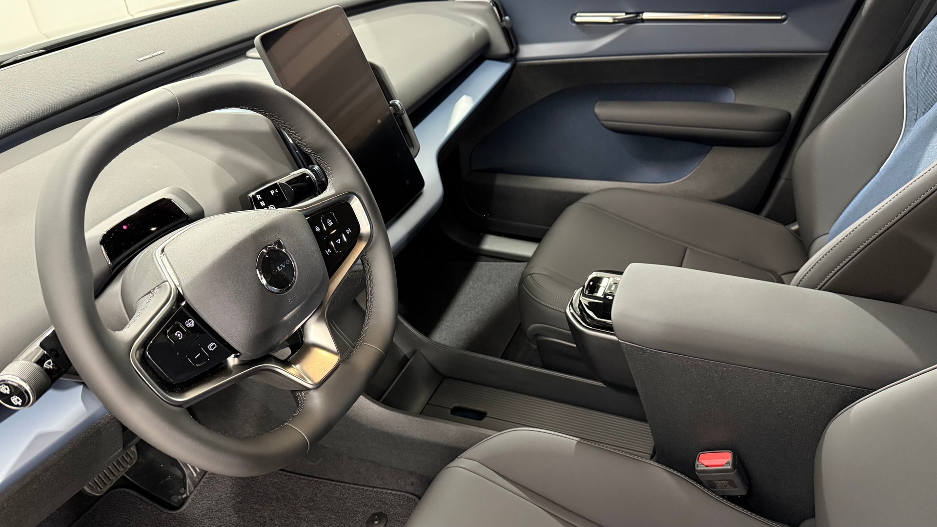 VOLVO EX 30 E60 Twin Plus Performance-image-3