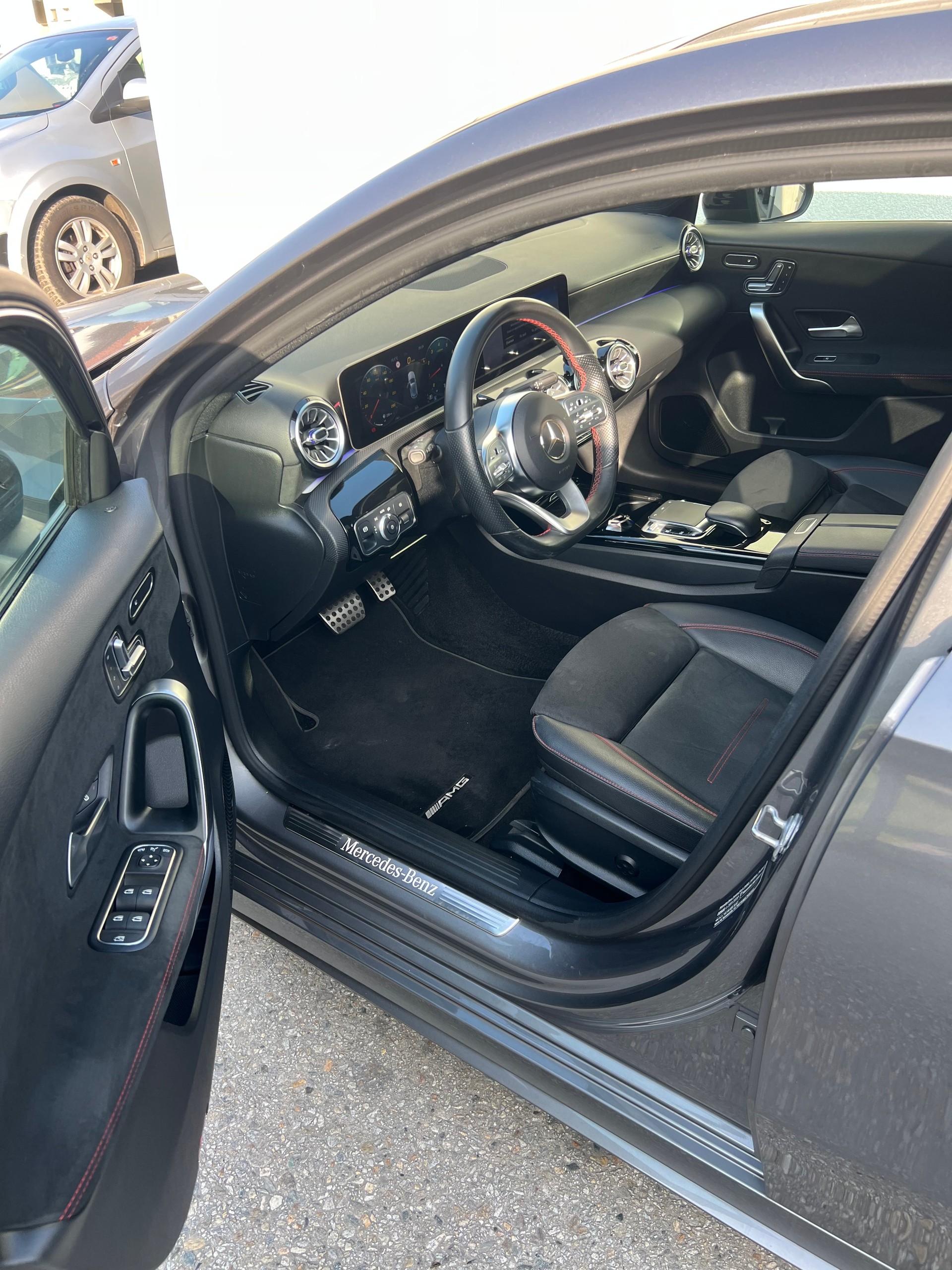 MERCEDES-BENZ A 220 AMG Line 7G-DCT 4Matic-image-9