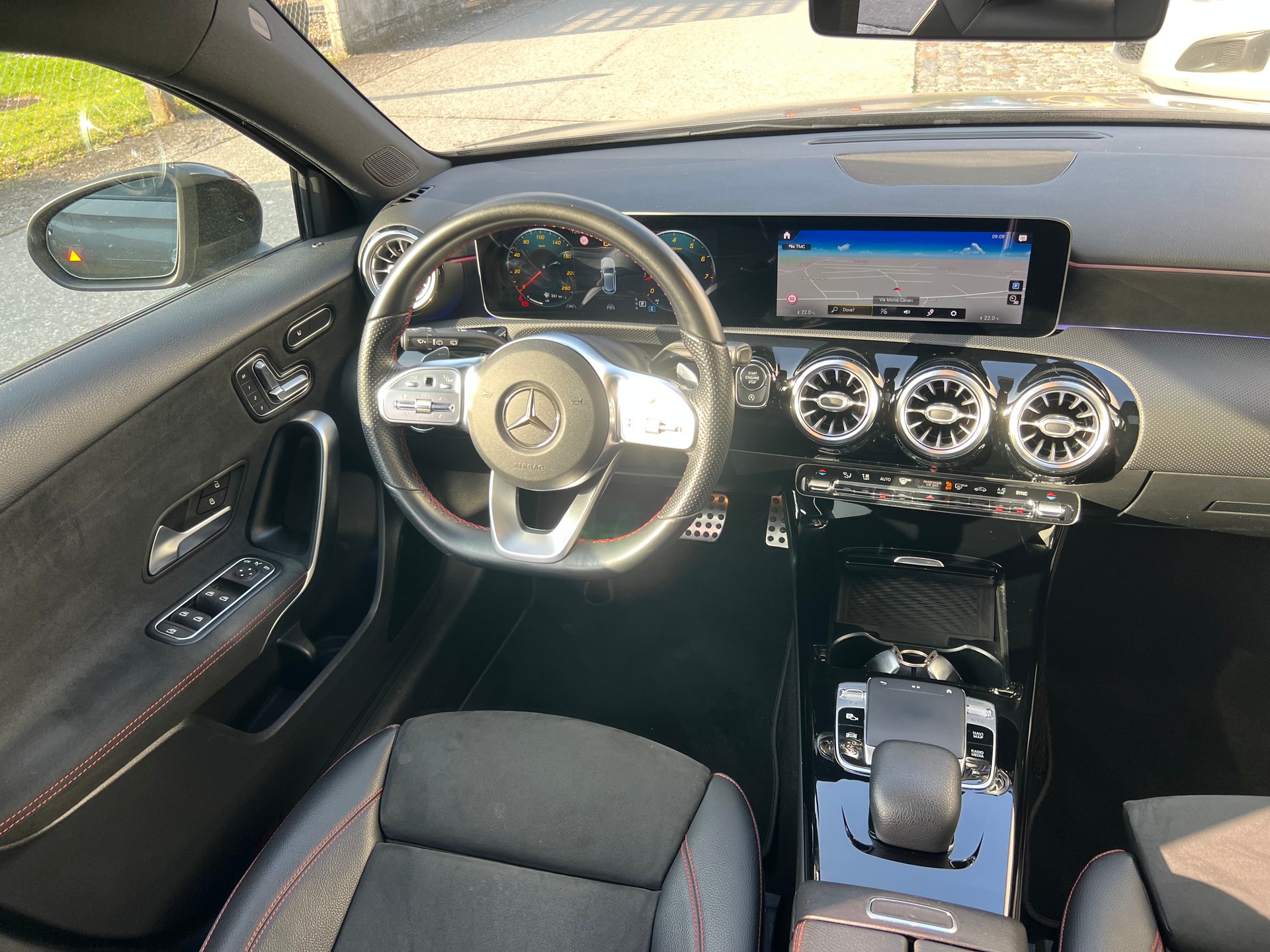 MERCEDES-BENZ A 220 AMG Line 7G-DCT 4Matic-image-10
