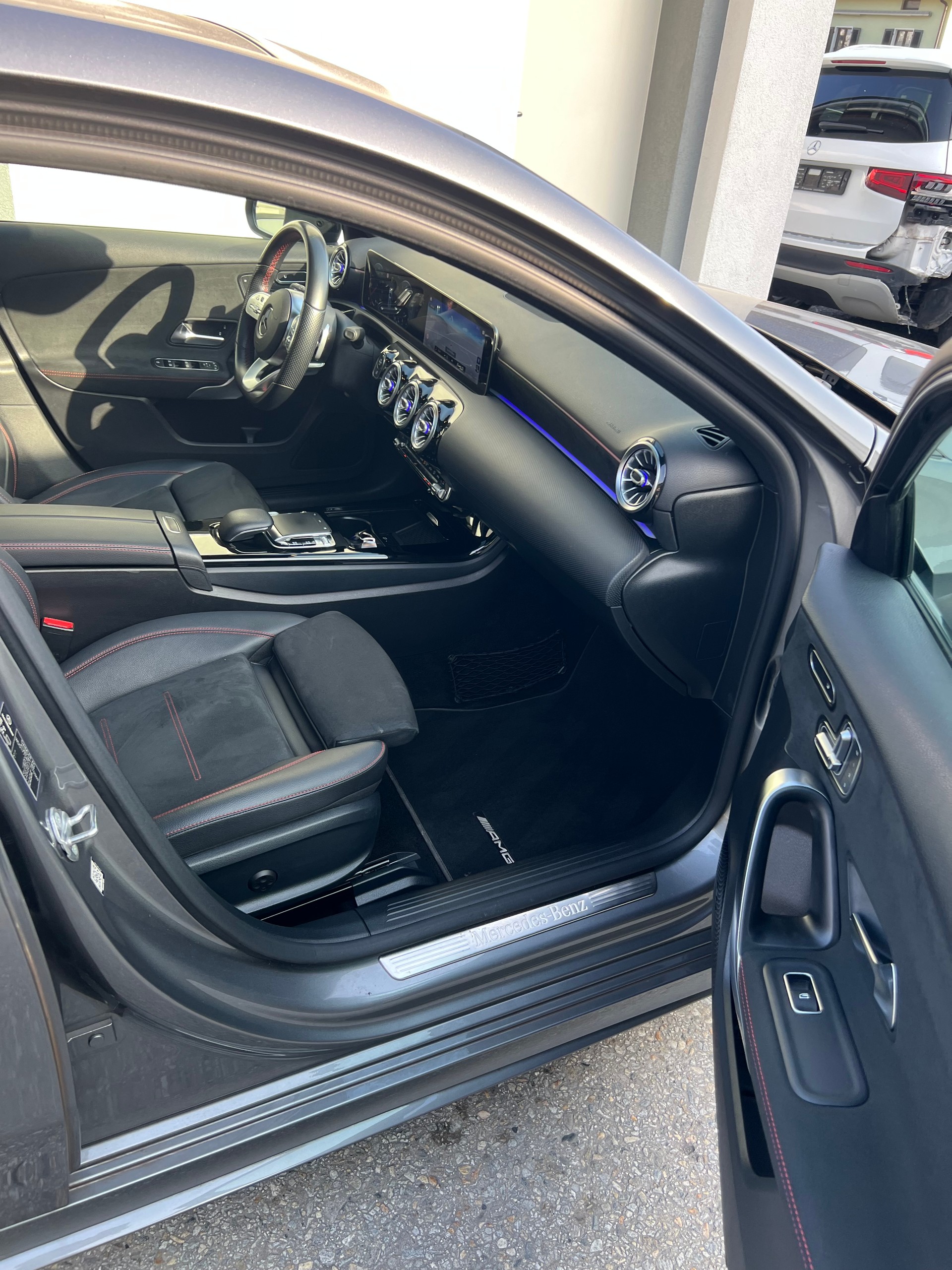 MERCEDES-BENZ A 220 AMG Line 7G-DCT 4Matic-image-15