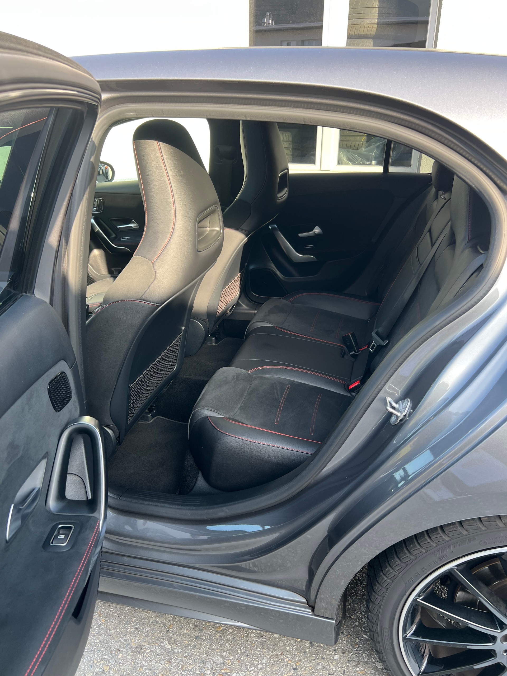 MERCEDES-BENZ A 220 AMG Line 7G-DCT 4Matic-image-12