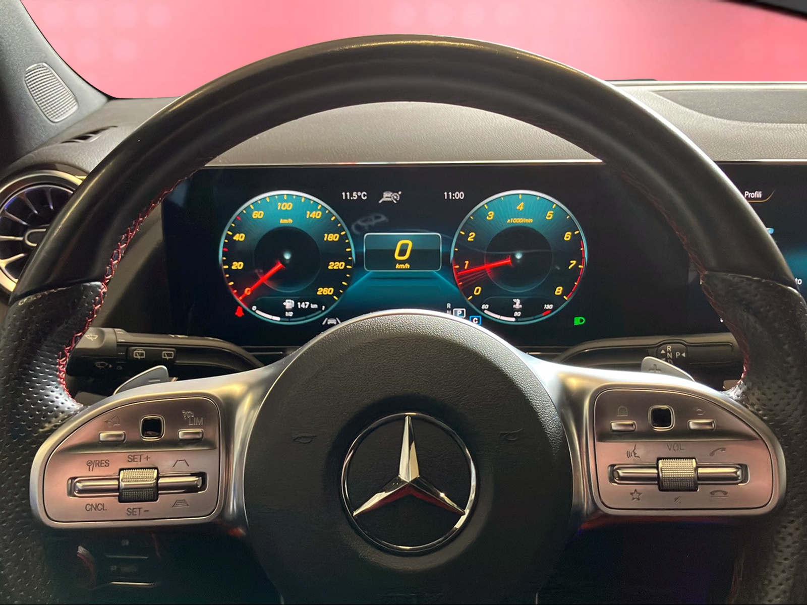 MERCEDES-BENZ GLA 200 AMG Line-image-5