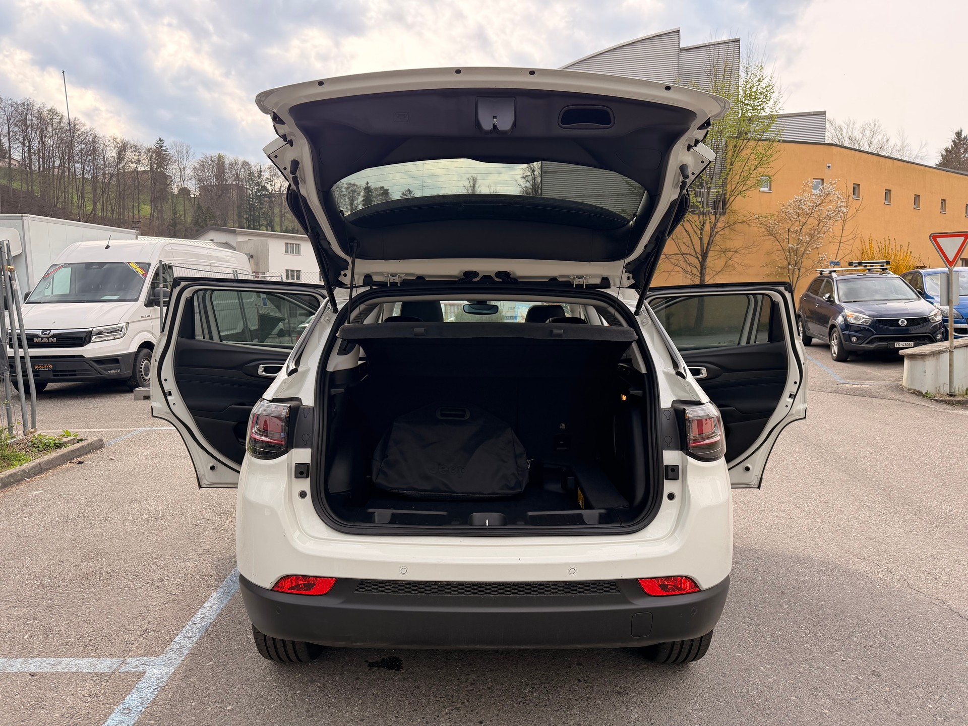 JEEP Compass 1.3 T PHEV Swiss Limited Sky AWD-image-17