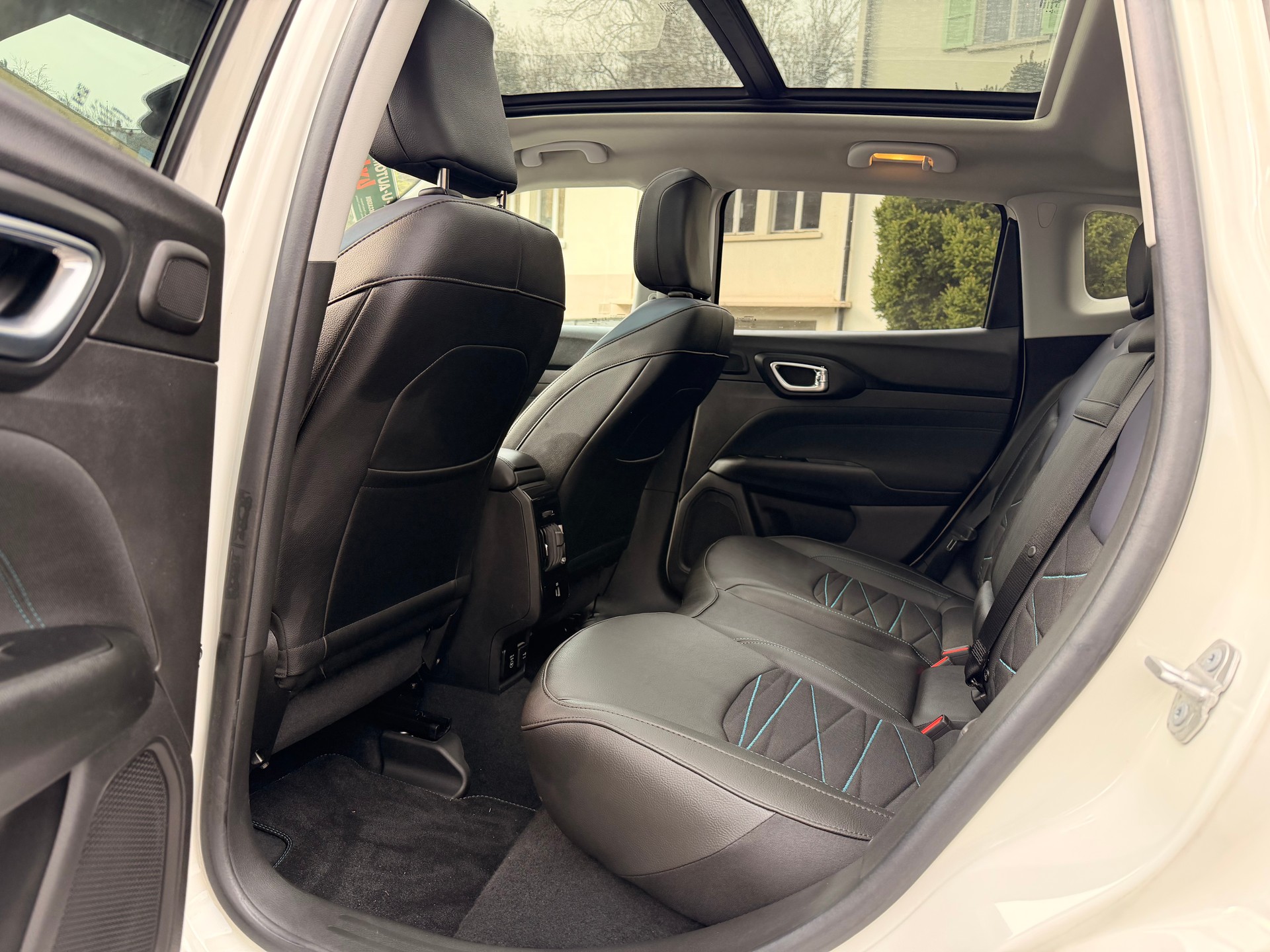 JEEP Compass 1.3 T PHEV Swiss Limited Sky AWD-image-9