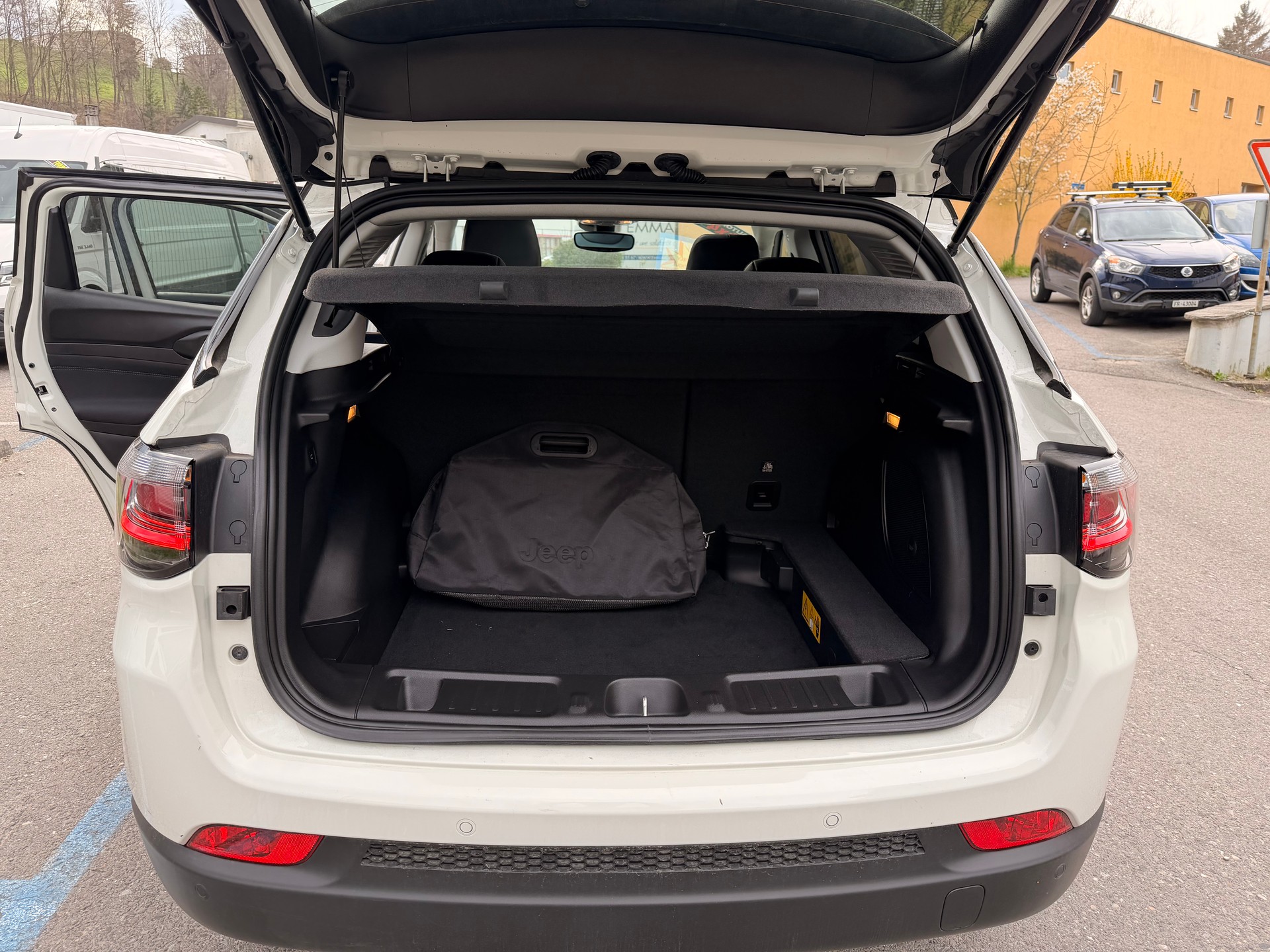 JEEP Compass 1.3 T PHEV Swiss Limited Sky AWD-image-10