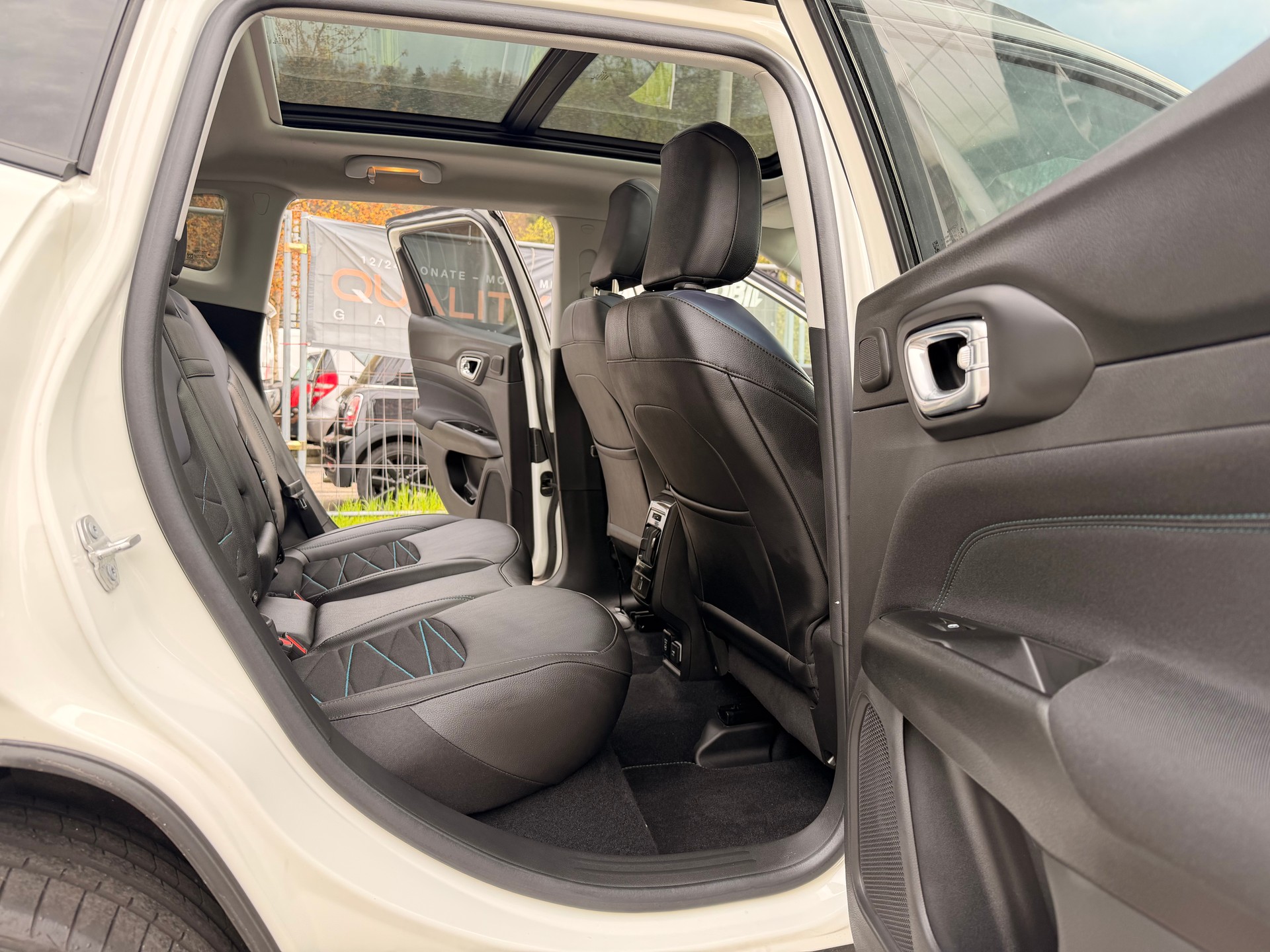 JEEP Compass 1.3 T PHEV Swiss Limited Sky AWD-image-11