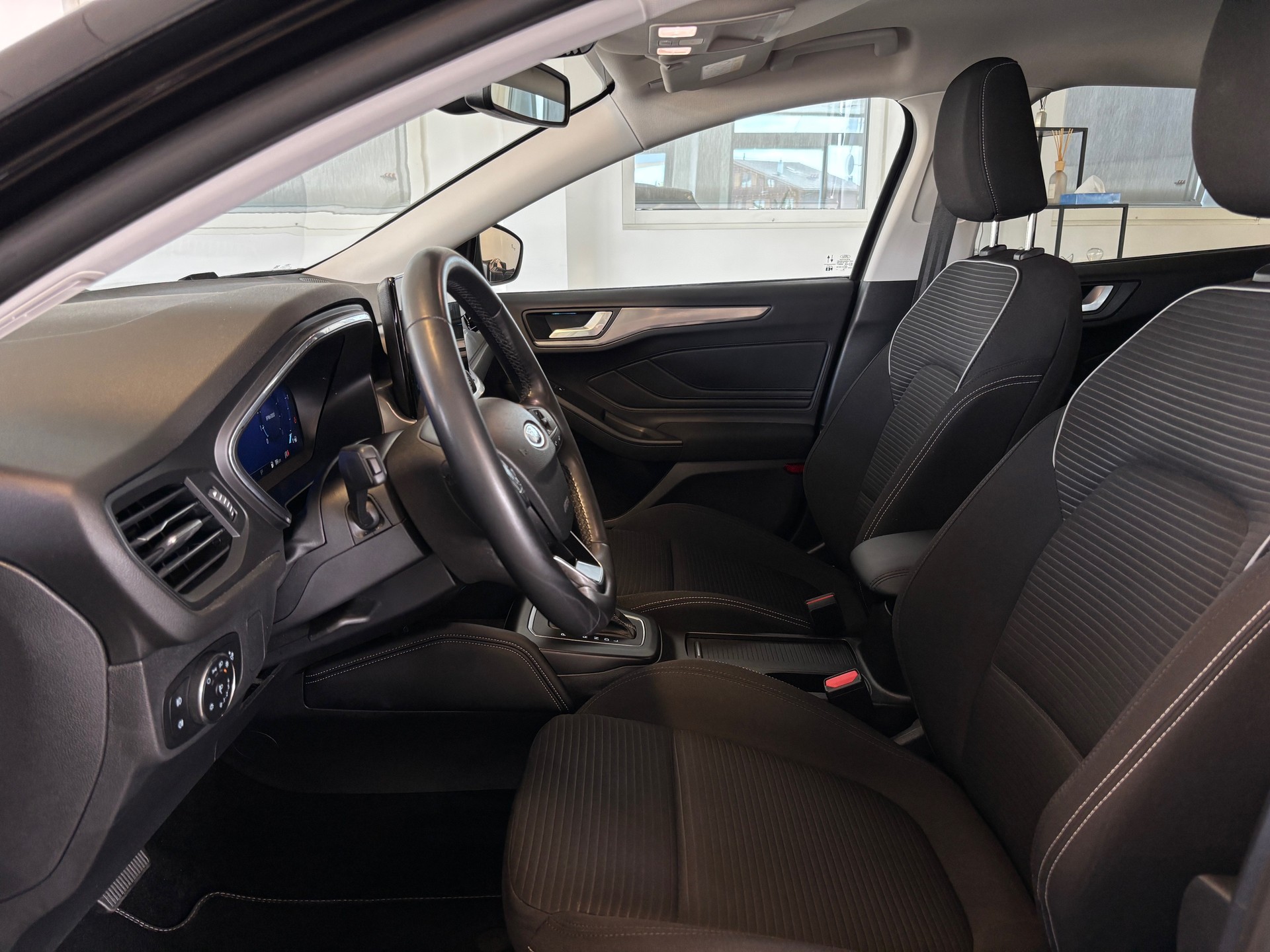 FORD Focus 1.0 MHEV Titanium X Automat-image-6