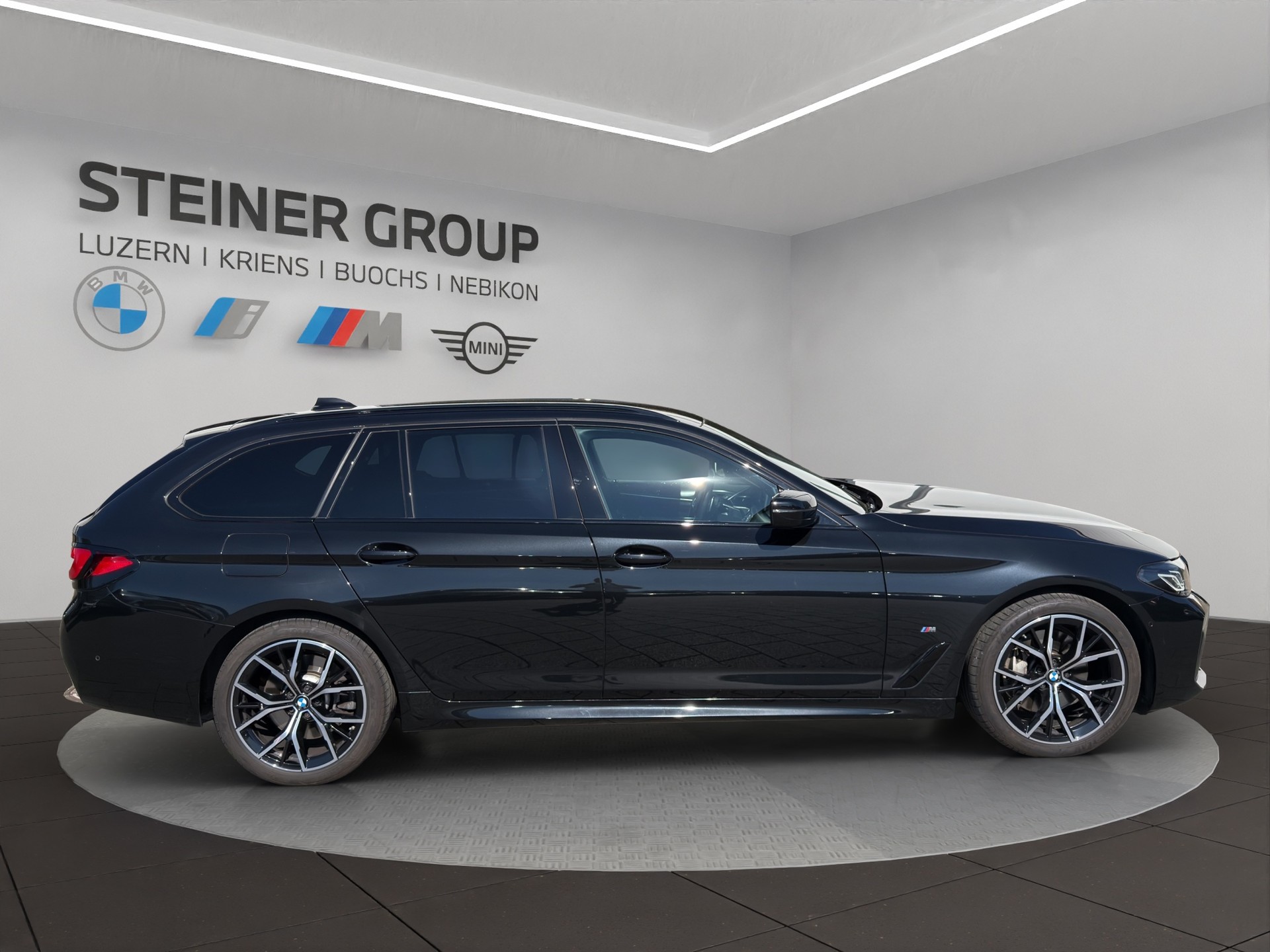 BMW 530d xDrive 48V Touring Pure M Sport Steptronic-showroom-element-3