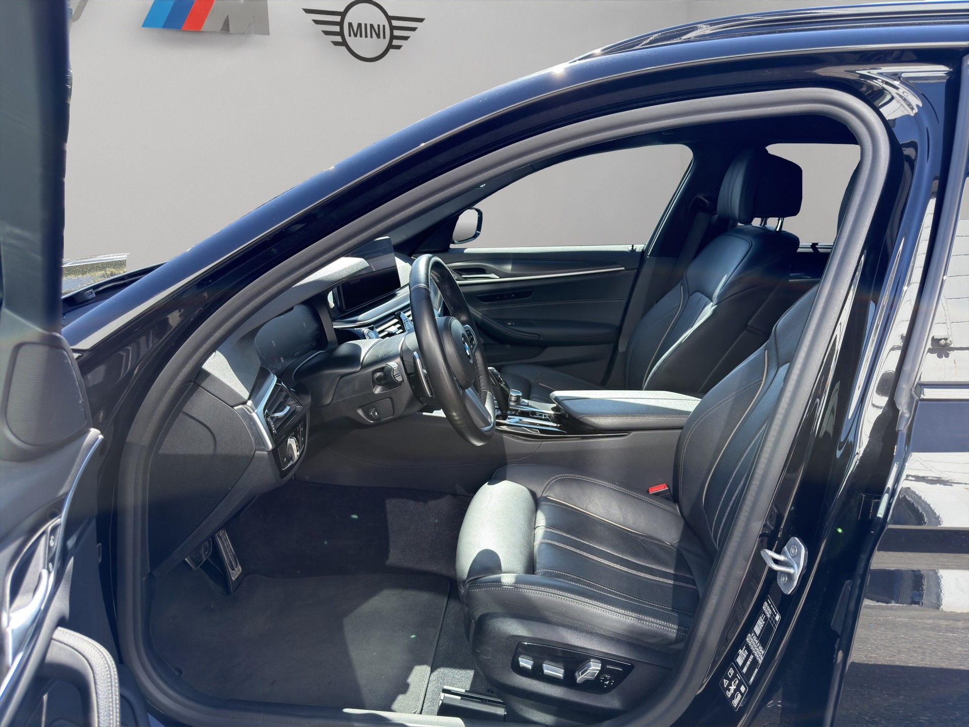 BMW 530d xDrive 48V Touring Pure M Sport Steptronic-image-15