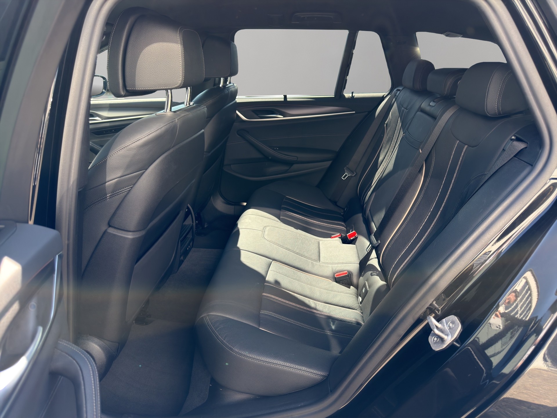 BMW 530d xDrive 48V Touring Pure M Sport Steptronic-image-16