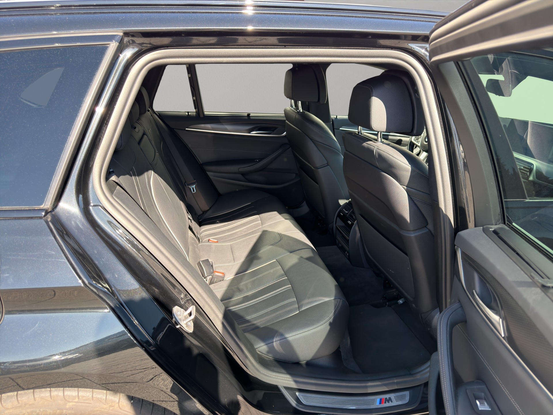 BMW 530d xDrive 48V Touring Pure M Sport Steptronic-image-17