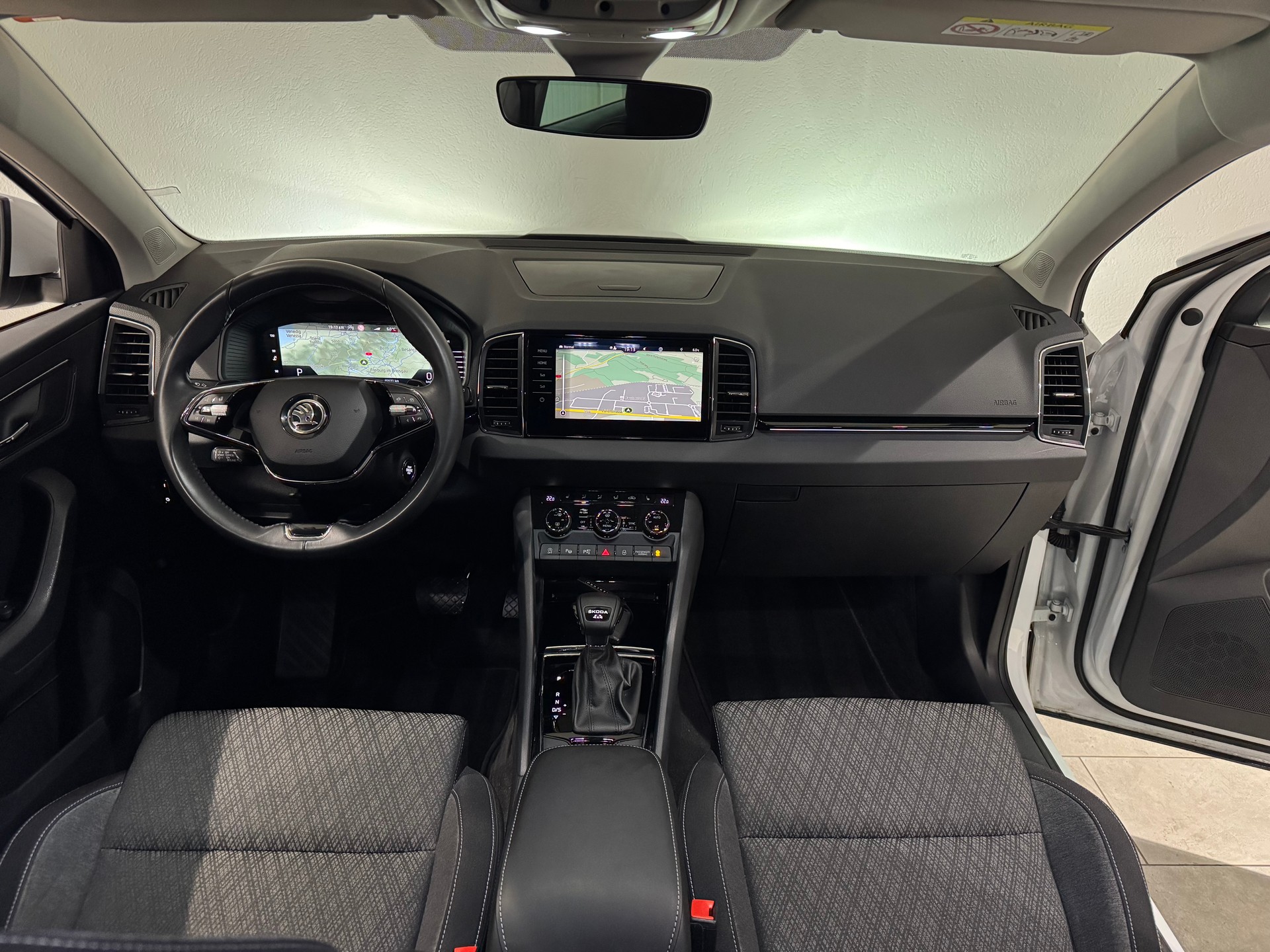 SKODA Karoq 2.0 TDI CR Style 4x4 DSG | AHK 2100Kg | 1.Hand-image-14