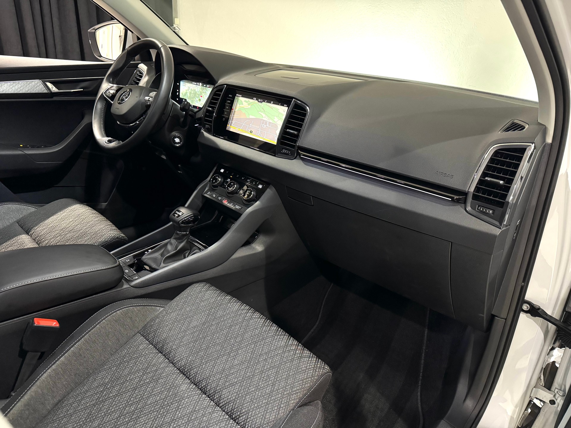 SKODA Karoq 2.0 TDI CR Style 4x4 DSG | AHK 2100Kg | 1.Hand-image-12