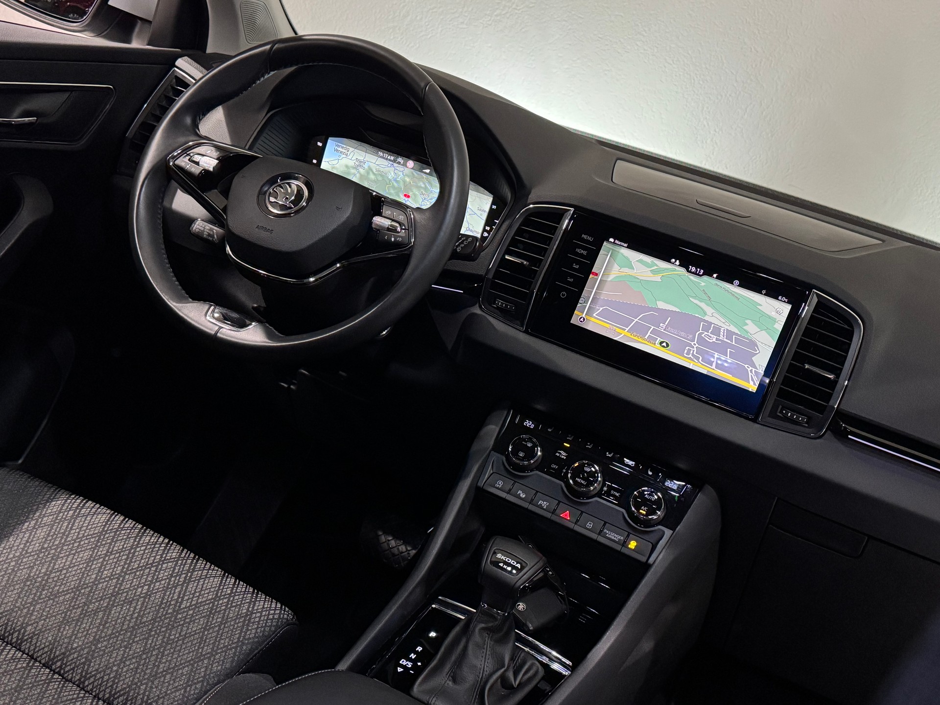 SKODA Karoq 2.0 TDI CR Style 4x4 DSG | AHK 2100Kg | 1.Hand-image-15