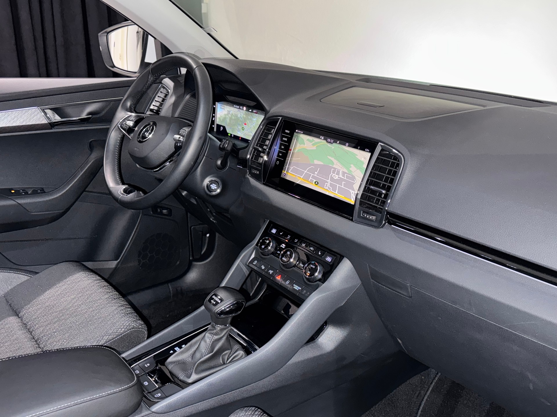 SKODA Karoq 2.0 TDI CR Style 4x4 DSG | AHK 2100Kg | 1.Hand-image-13