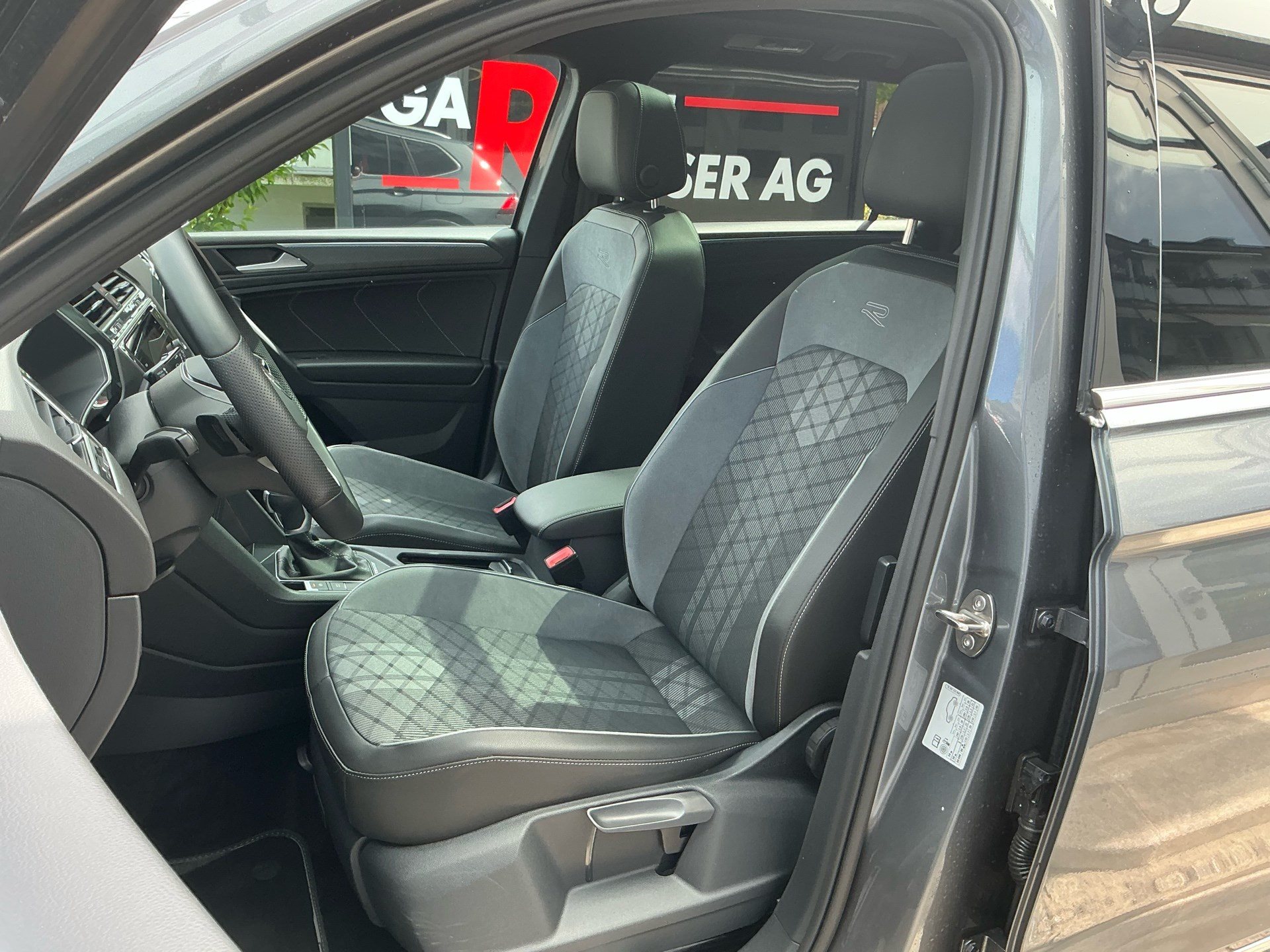 VW Tiguan Allspace R-LINE 4 MOTION *** PANORAMAGLASDACH & ANHÄNGEKUPPLUNG ***-image-7