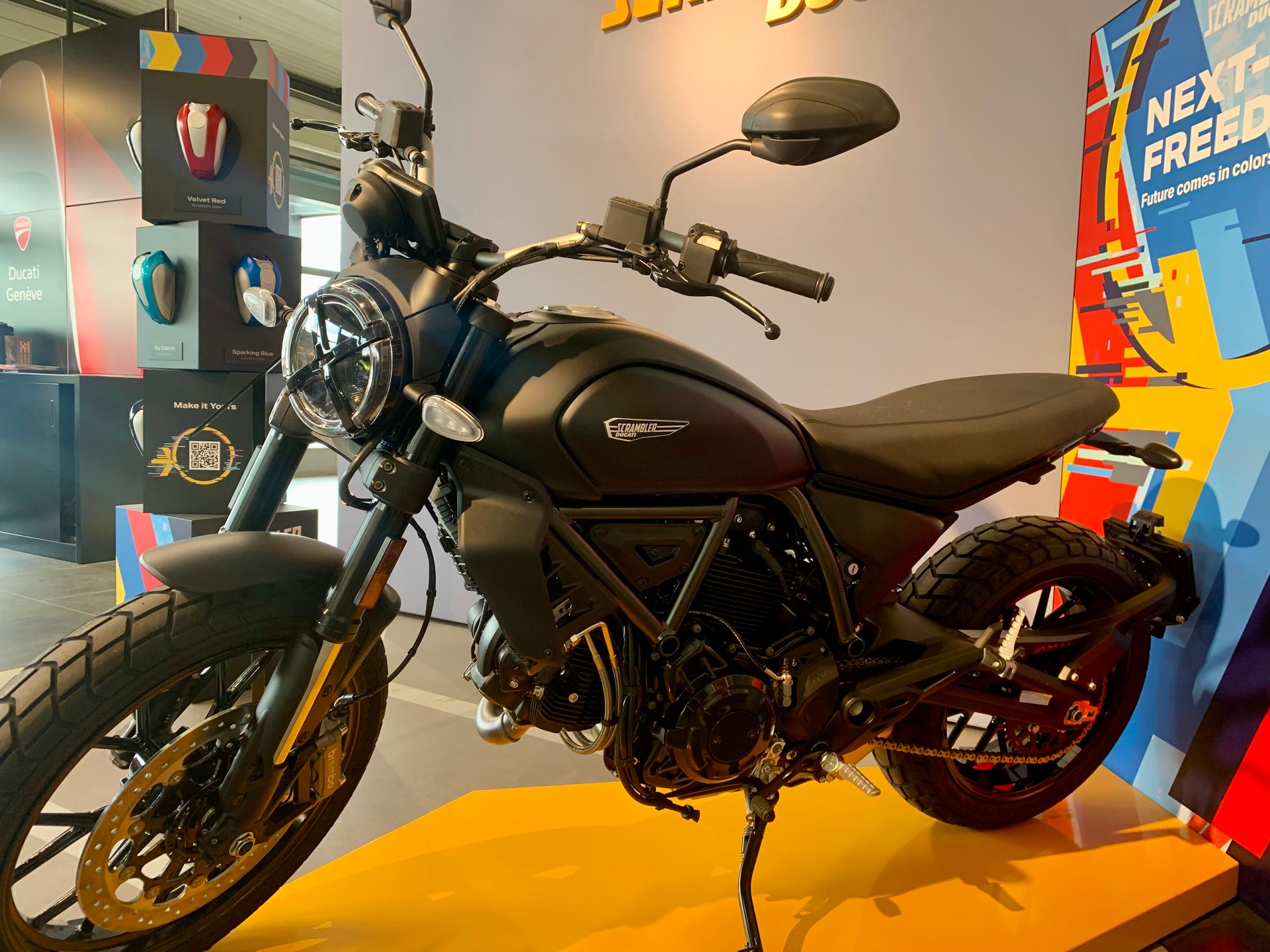 DUCATI SCRAMBLER ICON DARK-showroom-element-2