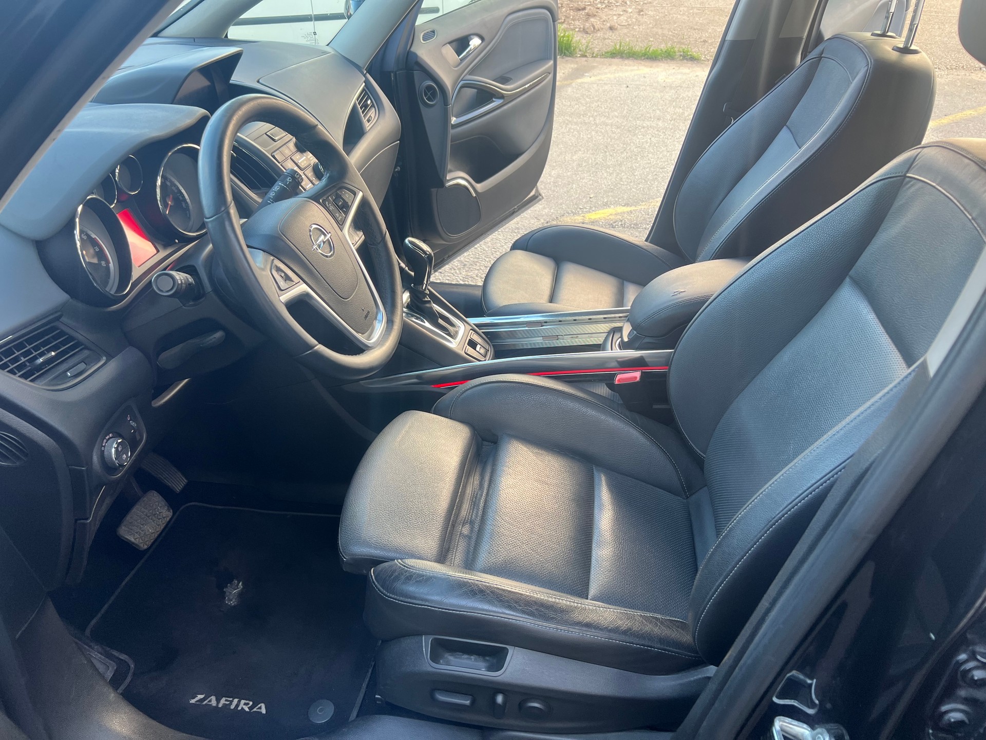 OPEL Zafira Tourer 1.6i 16V Turbo Active Ed. Aut.-image-9