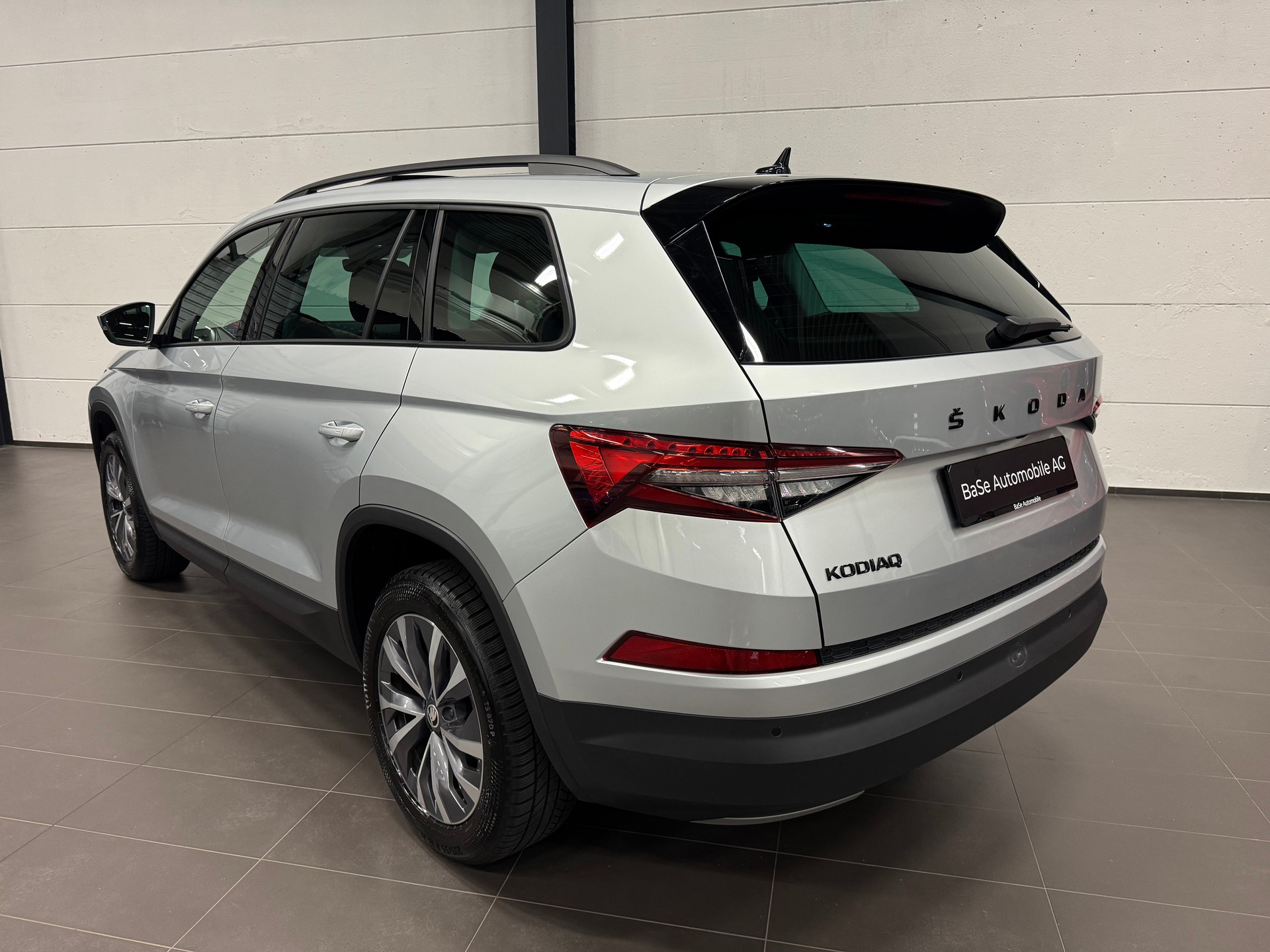 SKODA Kodiaq 2.0 TDI CR Ambition 4x4 DSG 7 Plätze + AHK + Panoramadach-image-12