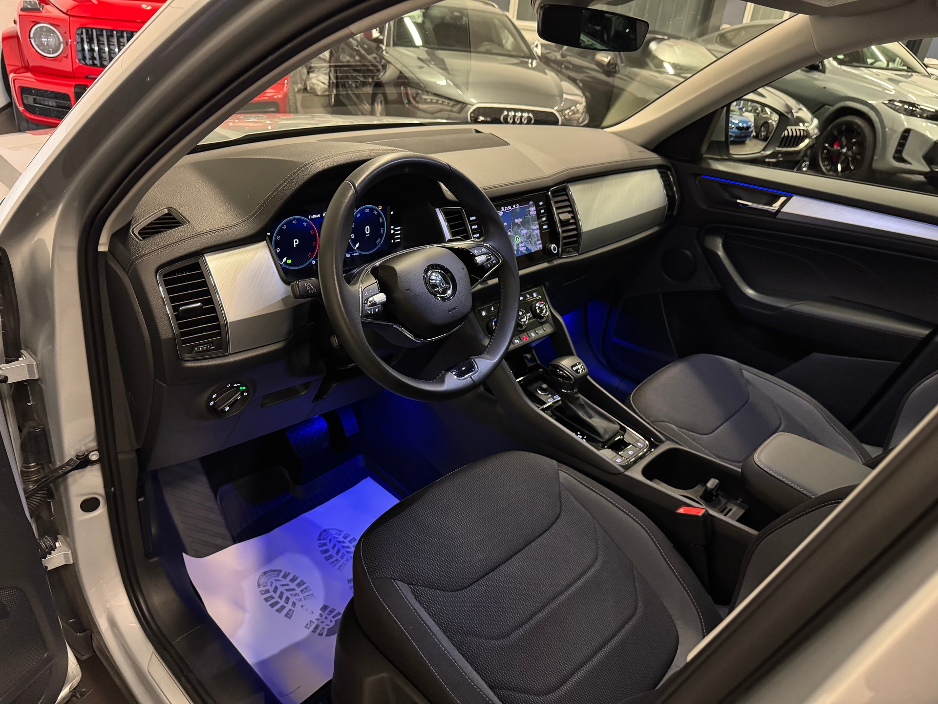 SKODA Kodiaq 2.0 TDI CR Ambition 4x4 DSG 7 Plätze + AHK + Panoramadach-image-16