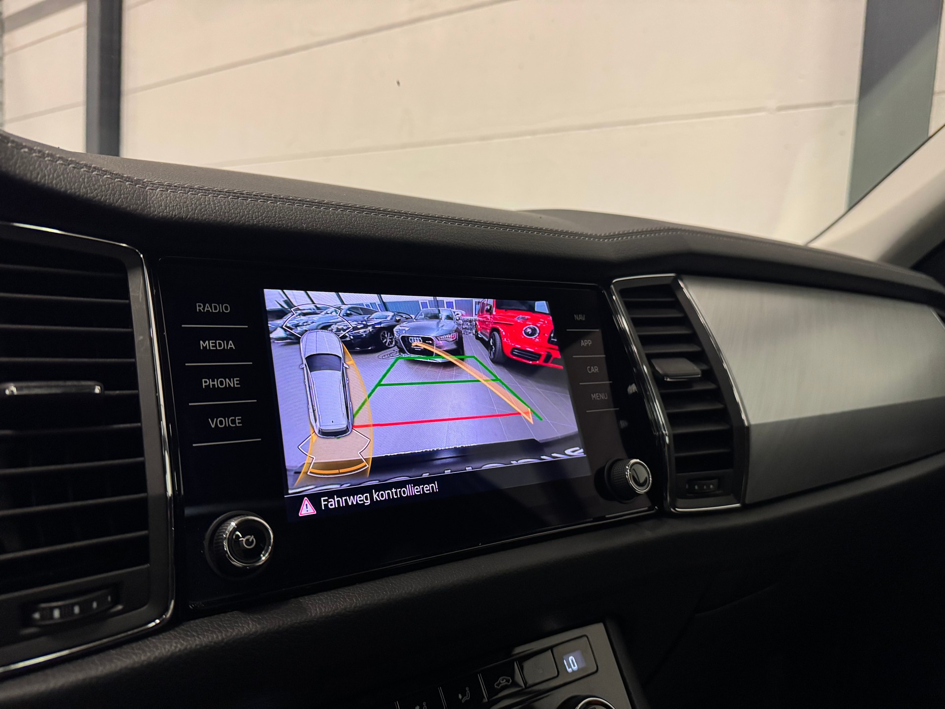 SKODA Kodiaq 2.0 TDI CR Ambition 4x4 DSG 7 Plätze + AHK + Panoramadach-image-27