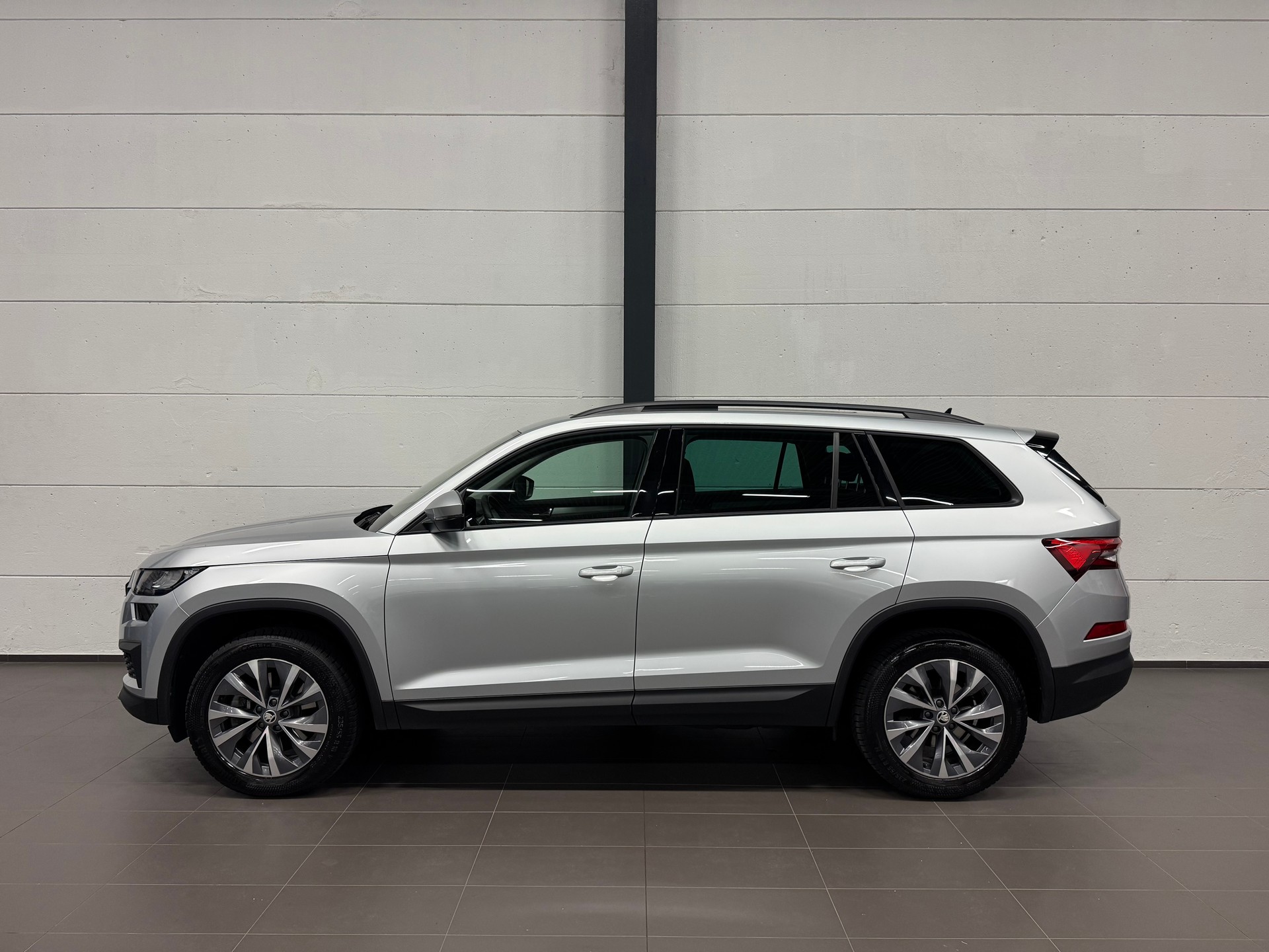 SKODA Kodiaq 2.0 TDI CR Ambition 4x4 DSG 7 Plätze + AHK + Panoramadach-image-9