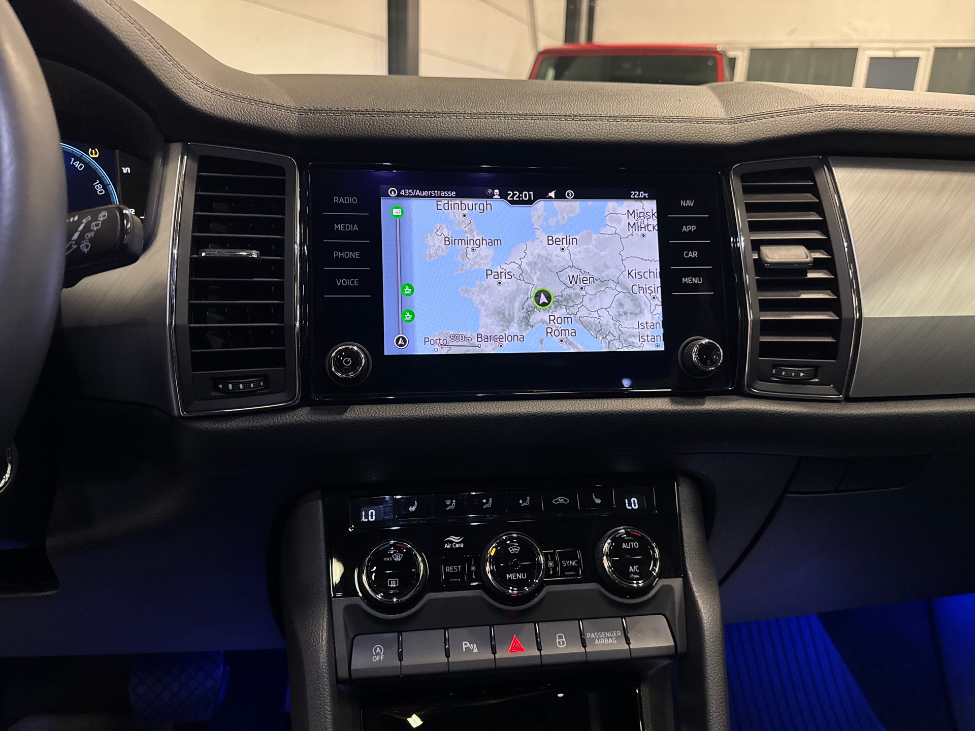 SKODA Kodiaq 2.0 TDI CR Ambition 4x4 DSG 7 Plätze + AHK + Panoramadach-image-26