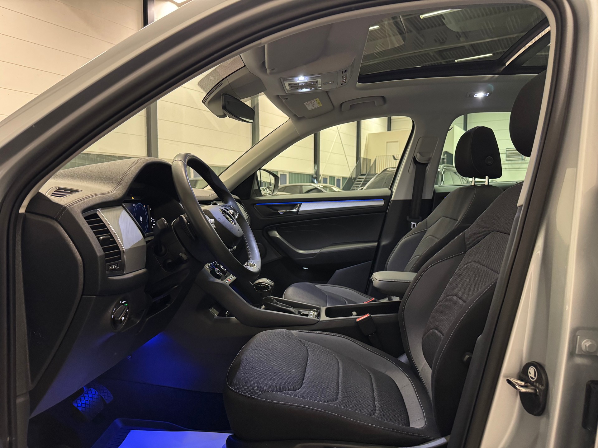 SKODA Kodiaq 2.0 TDI CR Ambition 4x4 DSG 7 Plätze + AHK + Panoramadach-image-17