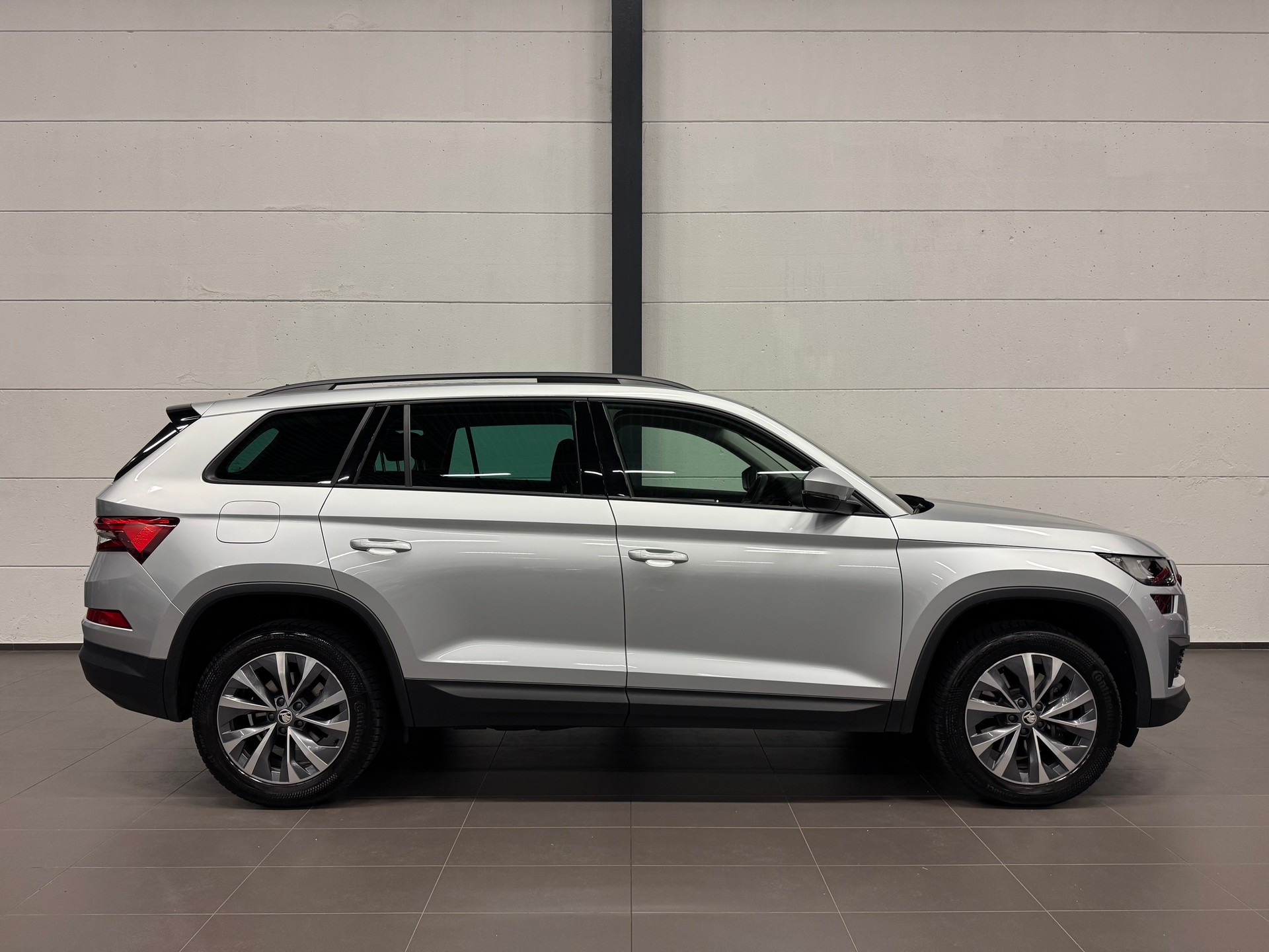 SKODA Kodiaq 2.0 TDI CR Ambition 4x4 DSG 7 Plätze + AHK + Panoramadach-image-8