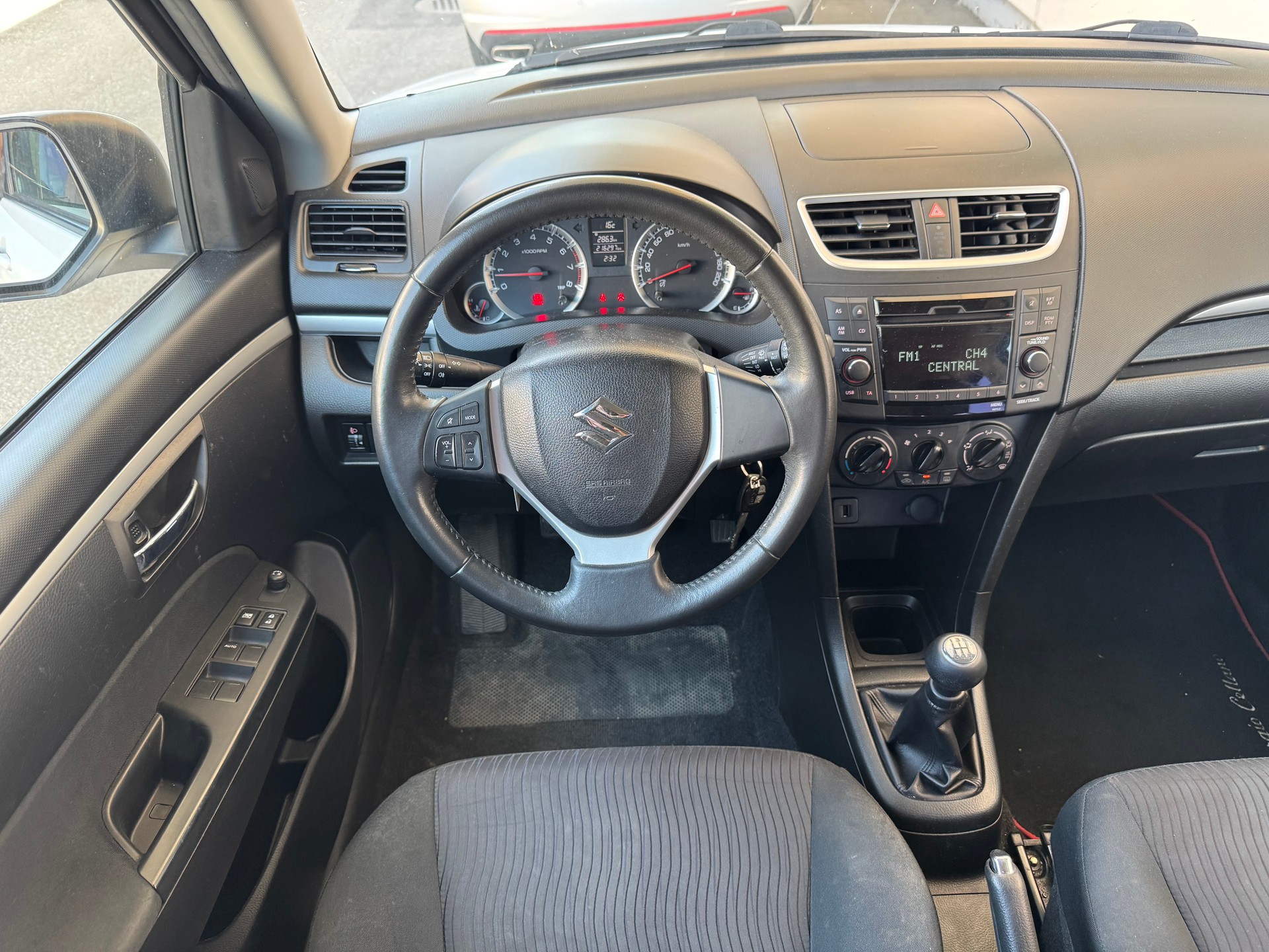 SUZUKI Swift 1.2i 16V GL Top 4x4-image-8
