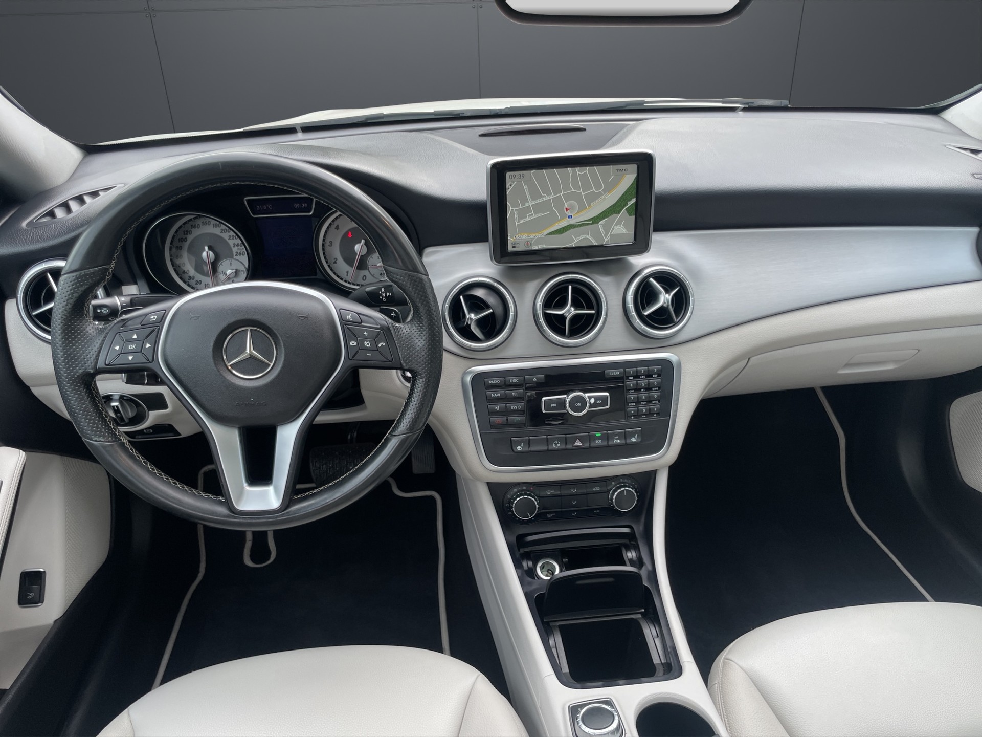 MERCEDES-BENZ CLA 250 Urban 7G-DCT 4Matic-image-8