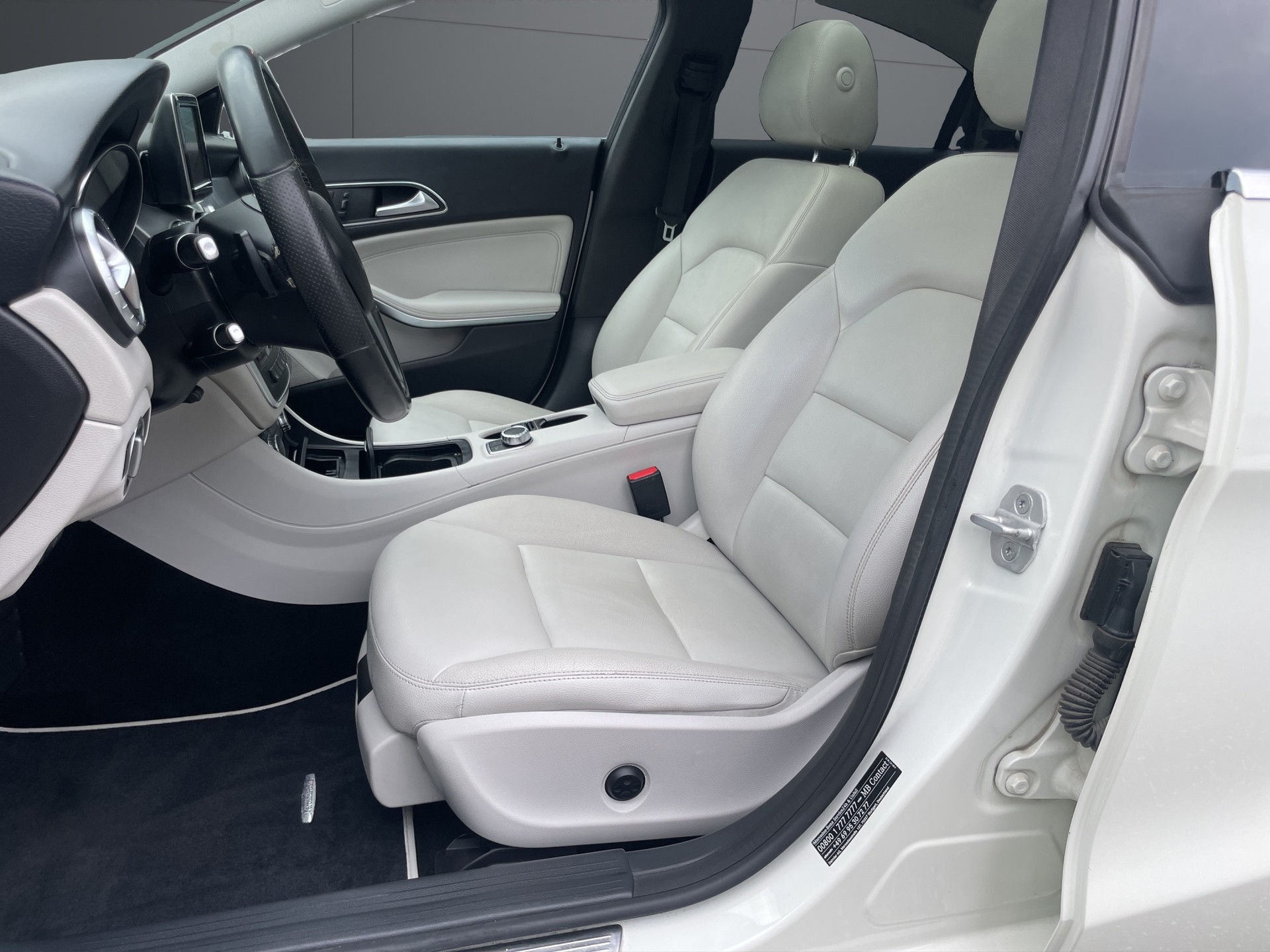 MERCEDES-BENZ CLA 250 Urban 7G-DCT 4Matic-image-5