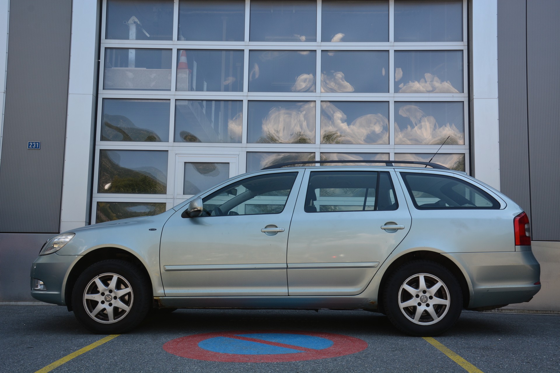 SKODA Octavia Combi 1.6 TDI Swiss Adventure 4x4-image-2