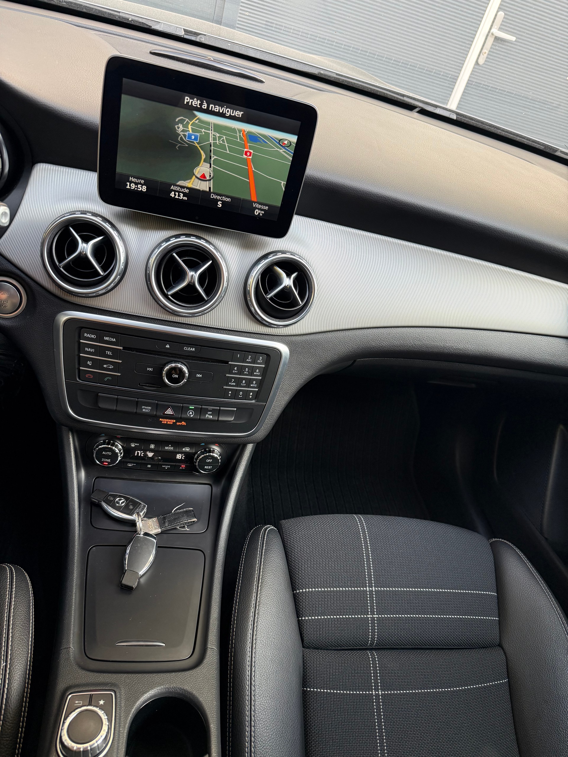 MERCEDES-BENZ GLA 200 Urban 7G-DCT-image-14