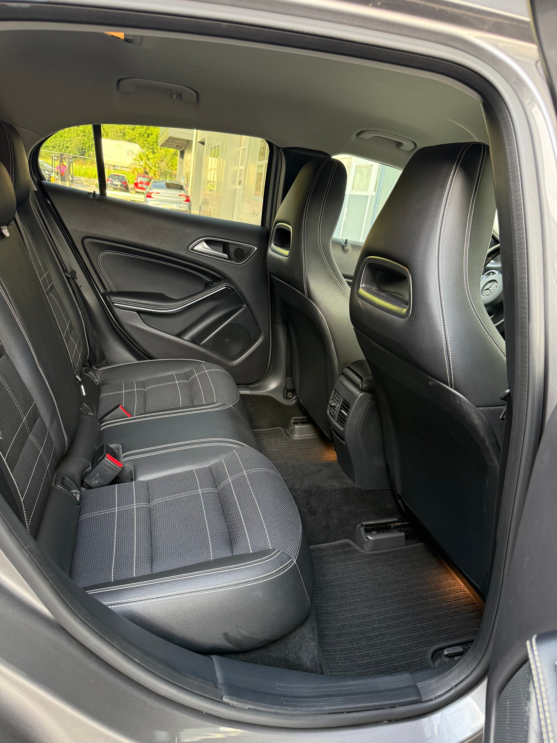 MERCEDES-BENZ GLA 200 Urban 7G-DCT-image-8