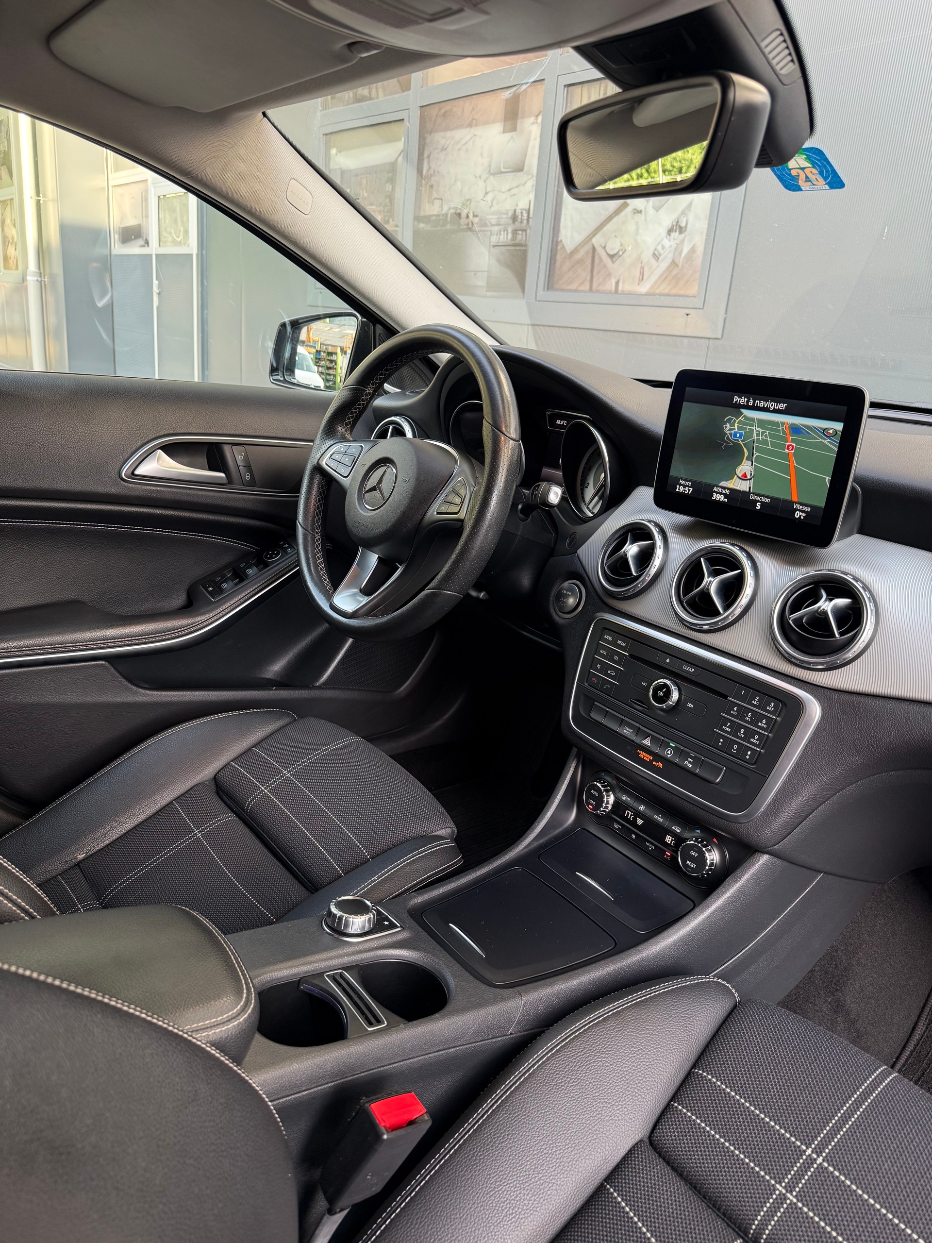 MERCEDES-BENZ GLA 200 Urban 7G-DCT-image-11