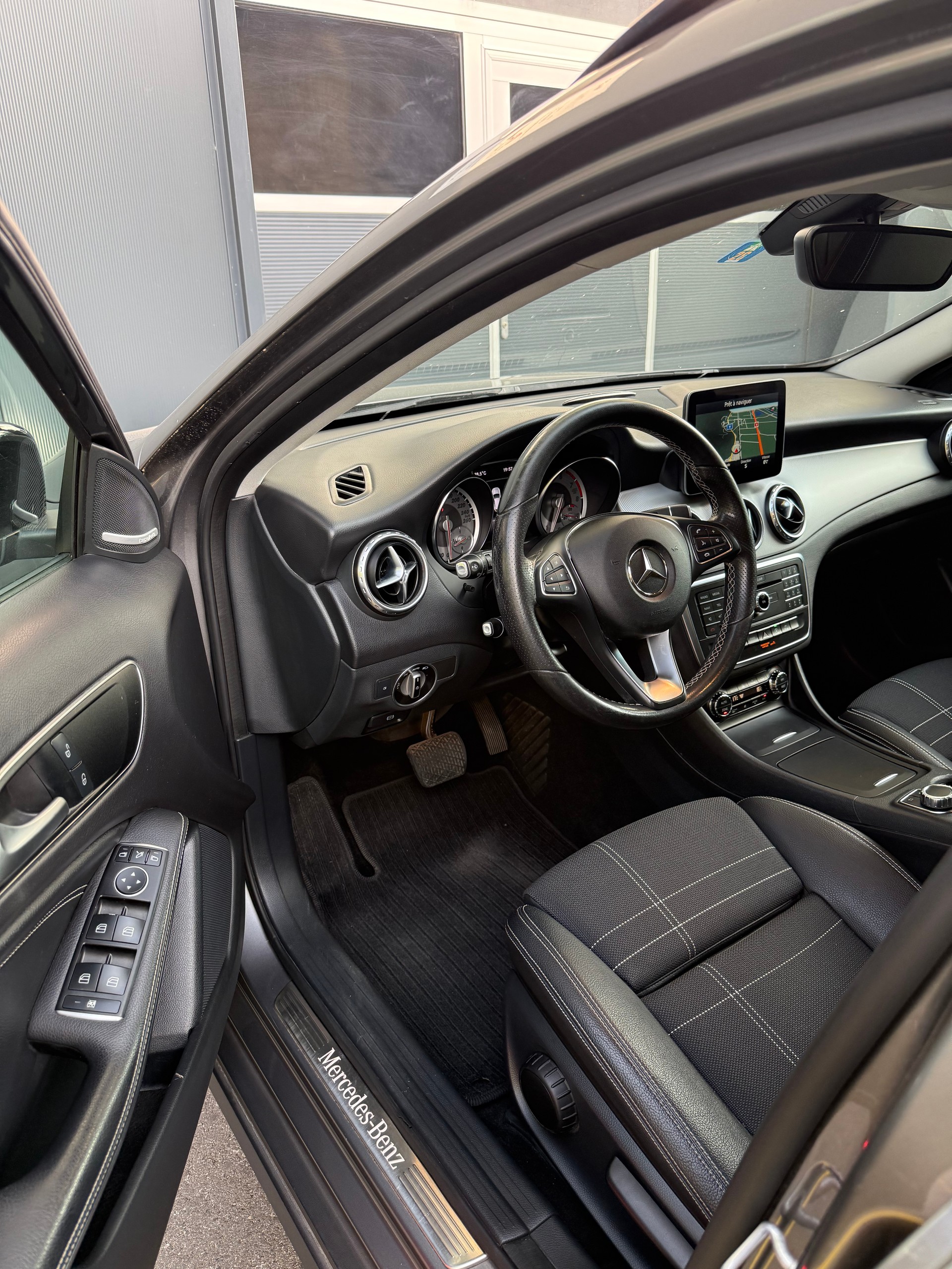 MERCEDES-BENZ GLA 200 Urban 7G-DCT-image-12