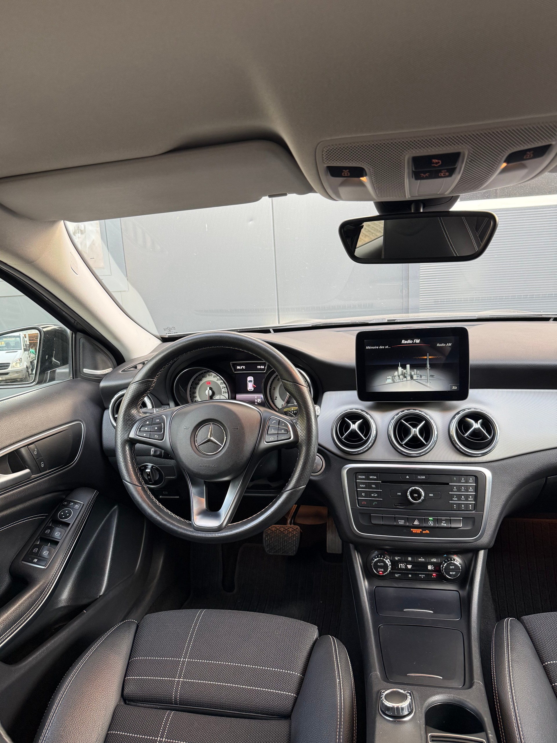 MERCEDES-BENZ GLA 200 Urban 7G-DCT-image-9