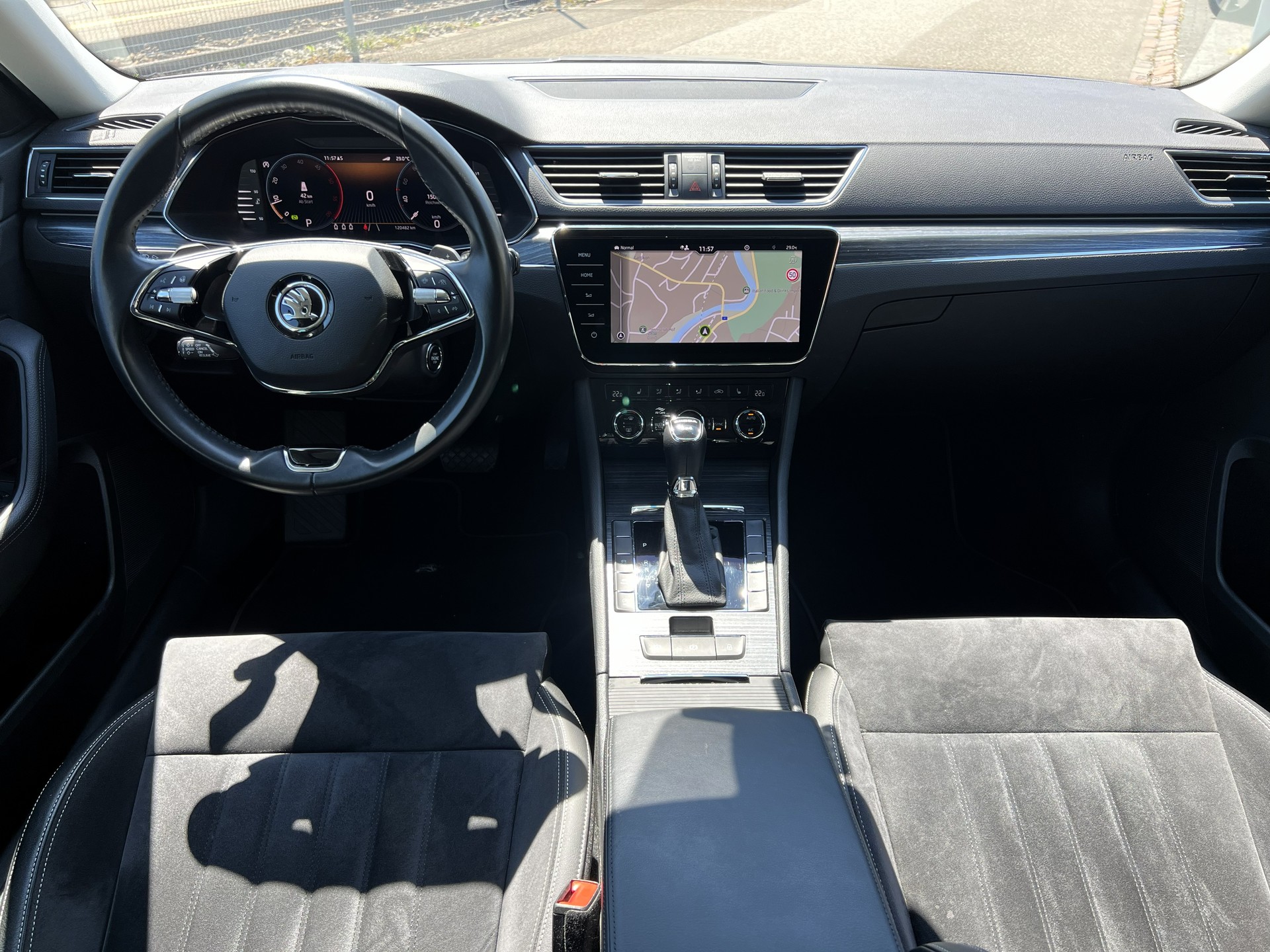 SKODA Superb Combi 2.0 TDi Style 4x4 DSG-image-23